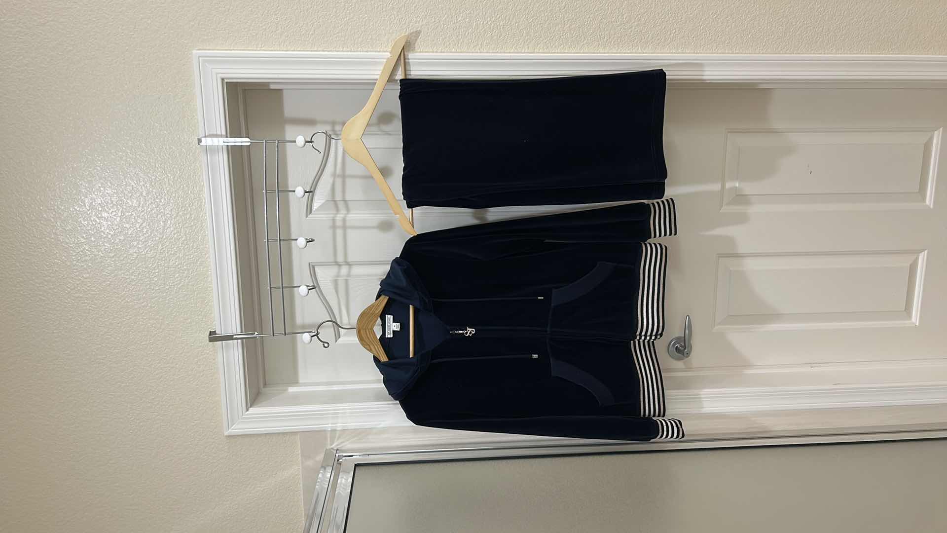 Photo 1 of ST JOHN DESIGNER 2 PC BRUSHED ZIP UP HOODIE & PANTS (S/M)