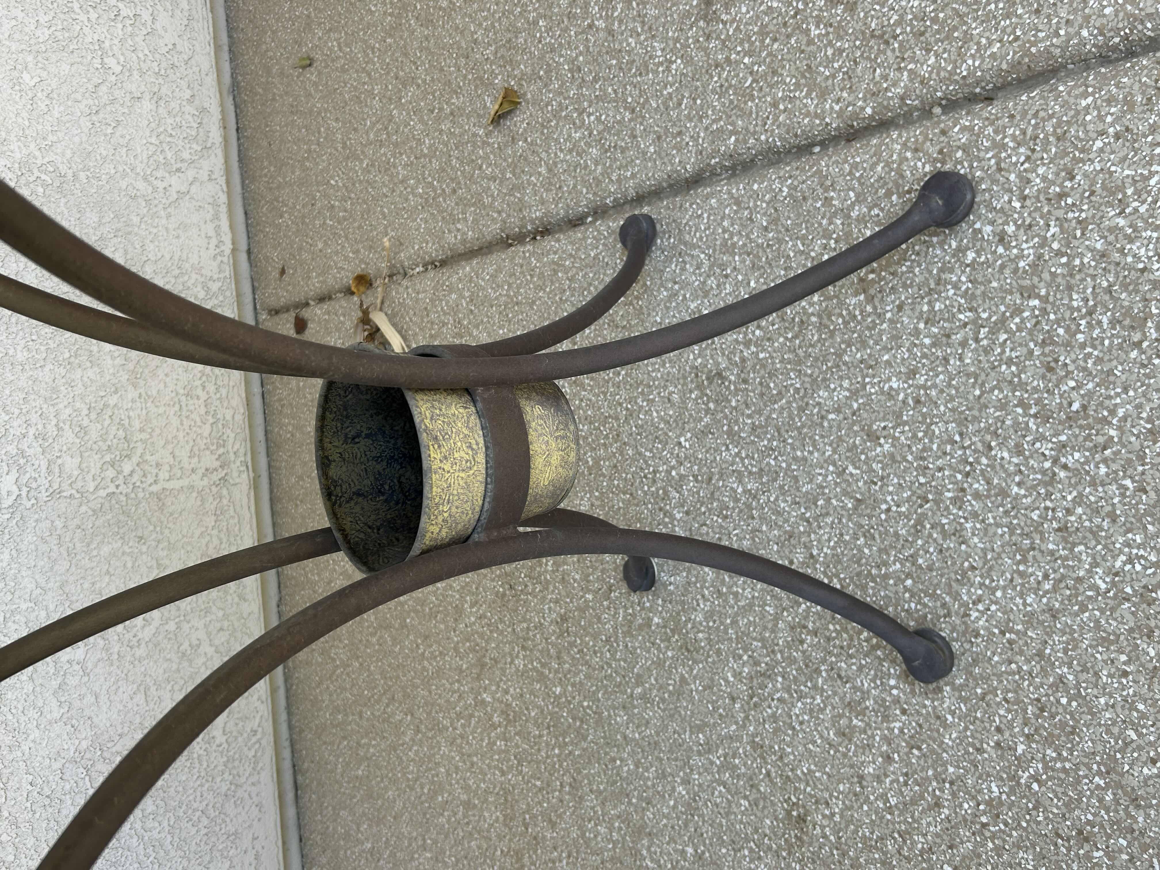 Photo 1 of CADIZ 30" ROUND OUTDOOR PATIO BISTRO TABLE H 29"