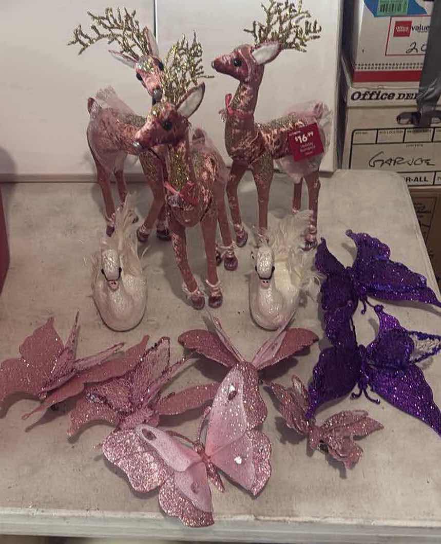 Photo 1 of CONTENTS OF TOTE-HOLIDAY DECOR