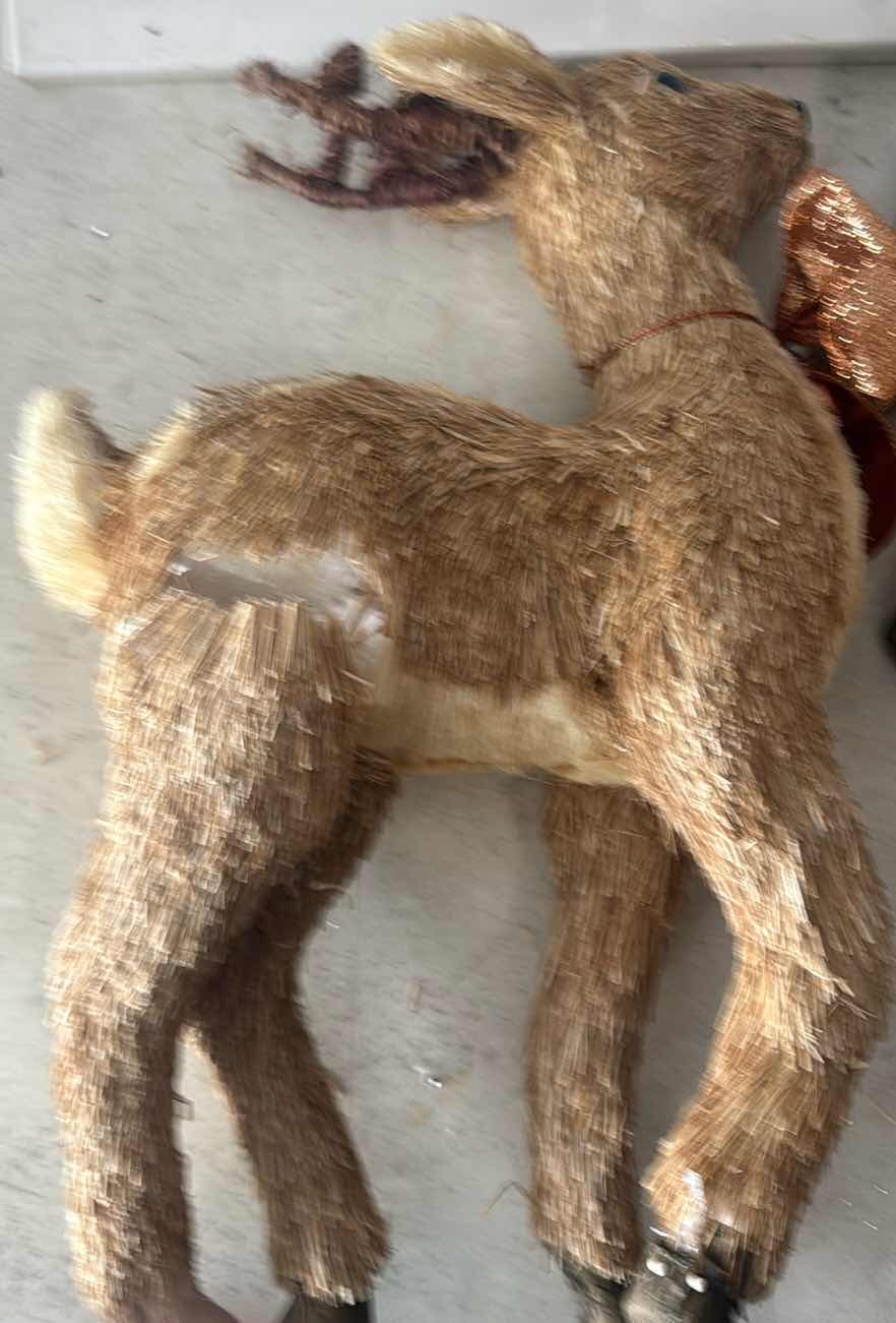 Photo 1 of CONTENTS OF TOTE-STRAW REINDEER DECOR