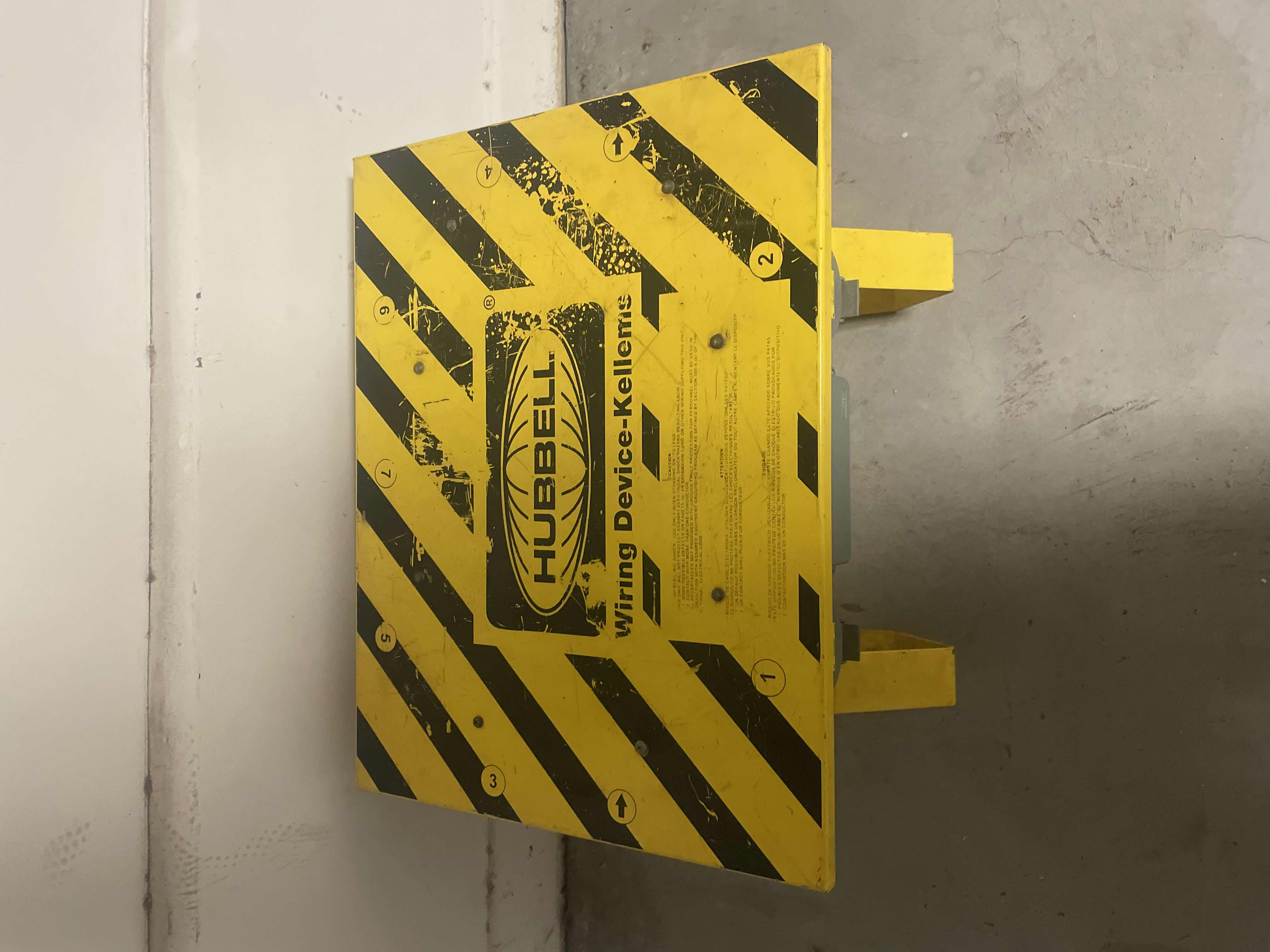 Photo 1 of HUBBELL WIRING DEVICE-KELLEMS SBSB1A SPIDER BOX POWER DISTRIBUTION BOX 50 AC 120V