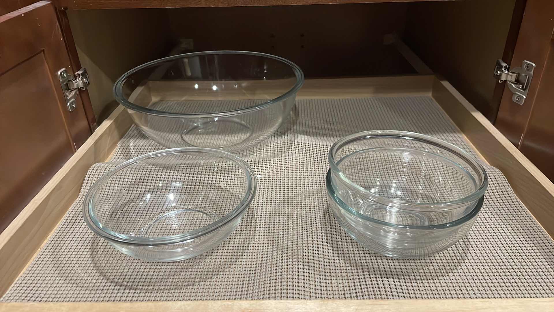 Photo 1 of CONTENTS OF SHELVES BOWLS