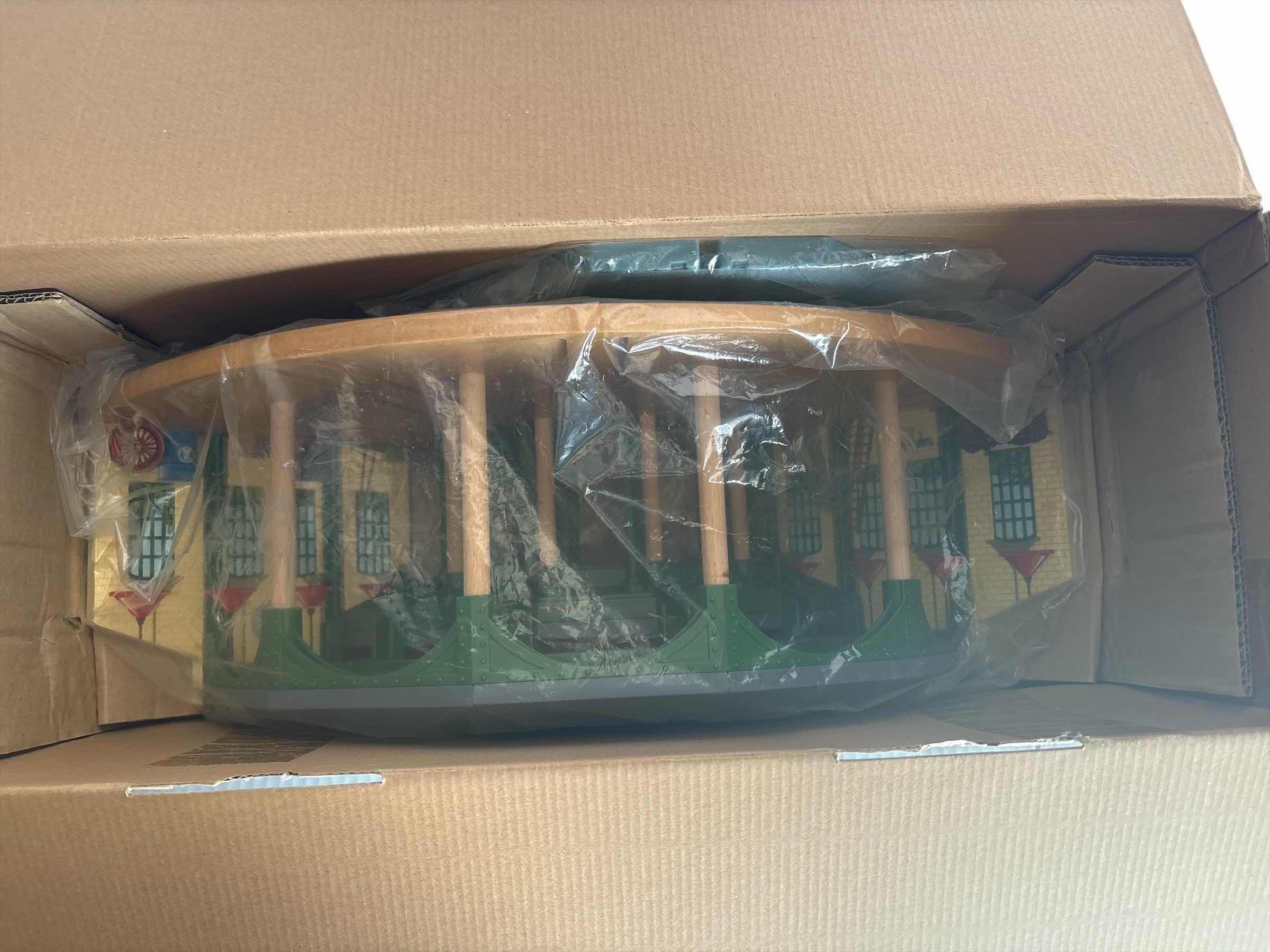Photo 1 of NIB THOMAS & FRIENDS "TIDMOUTH SHEDS" WOODEN RAILWAY SET