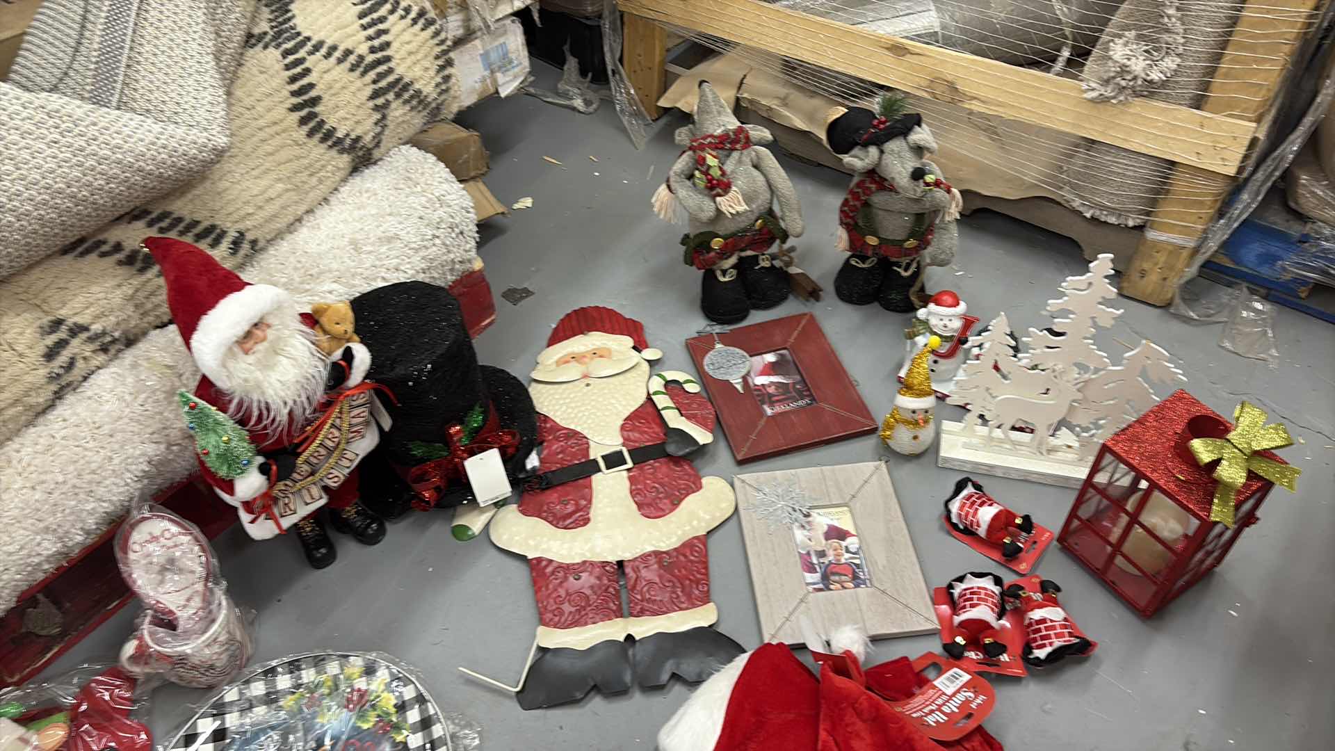 Photo 1 of MISCELLANEOUS CHRISTMAS DECOR