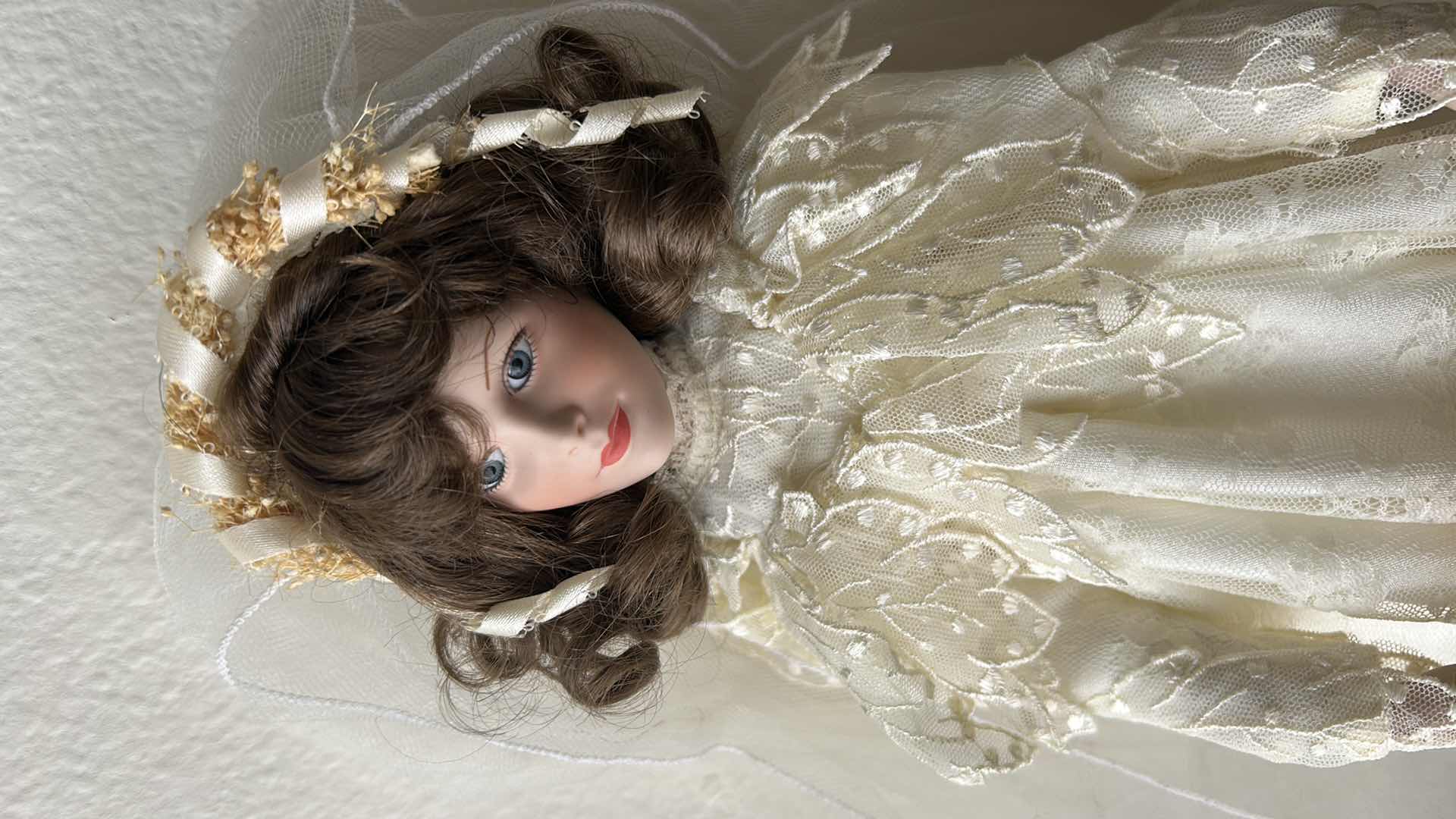 Photo 1 of VINTAGE 1992 ASHTON DRAKE "HER GRANDMOTHER' S DRESS" PORCELAIN DOLL H 19"