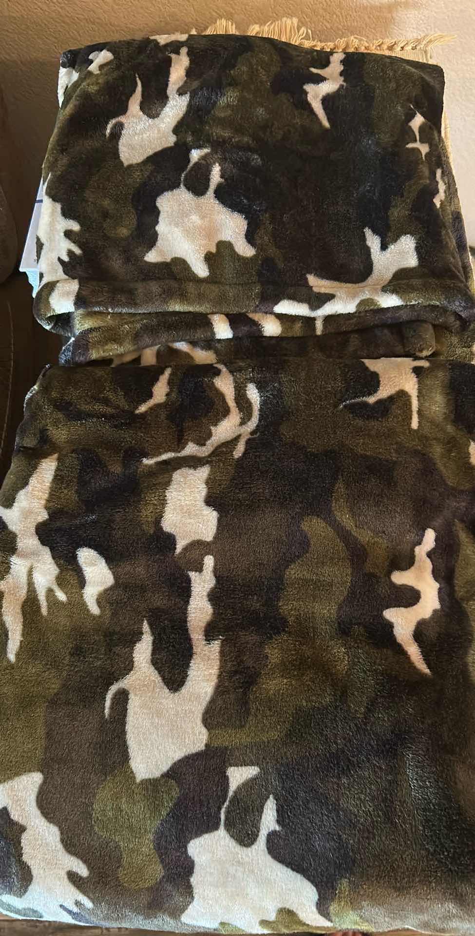 Photo 1 of CAMOUFLAGE FLEECE THROW 50" X 80"