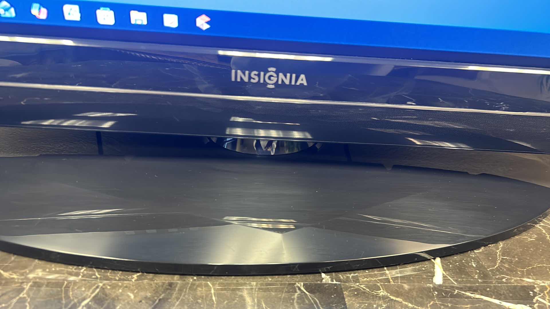 Photo 1 of INSIGNIA SMART TV 42" W STAND AND REMOTE