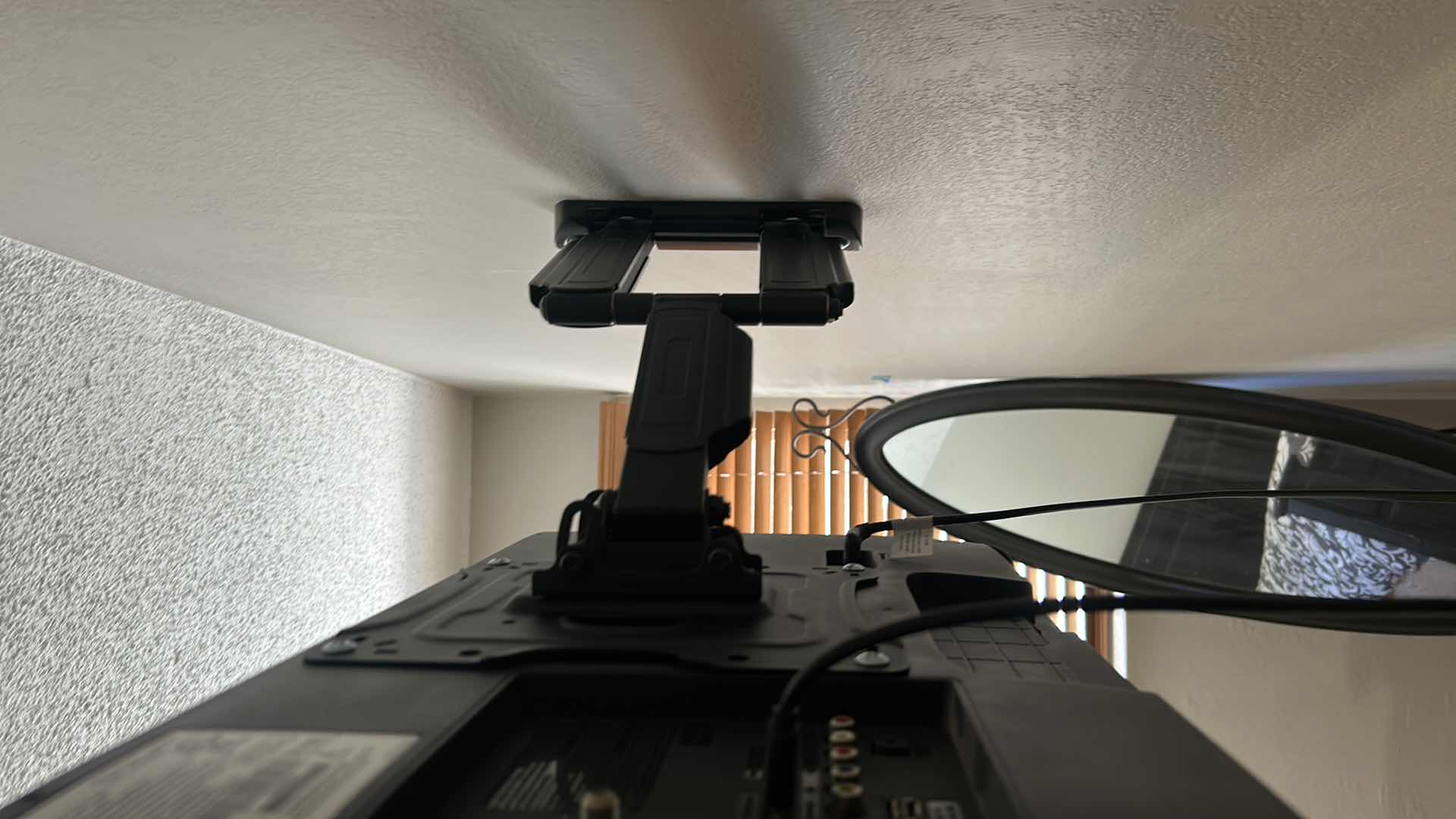 Photo 1 of SAMSUNG 32" WALL MOUNT TV W ROGU AND REMOTE