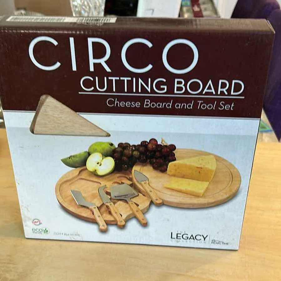 Photo 1 of NIB CIRCO CUTTING BOARD
