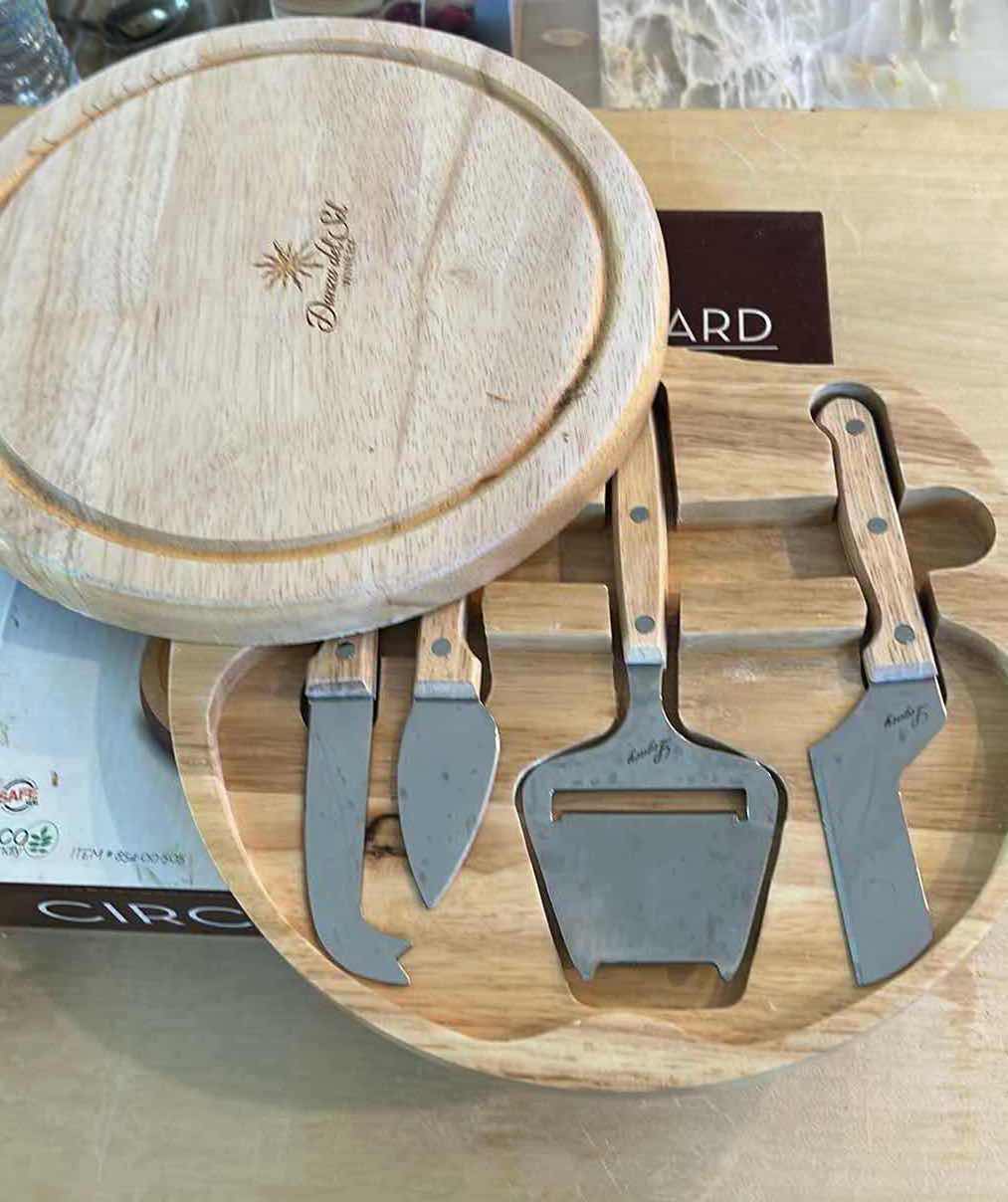 Photo 1 of NIB CIRCO CUTTING BOARD