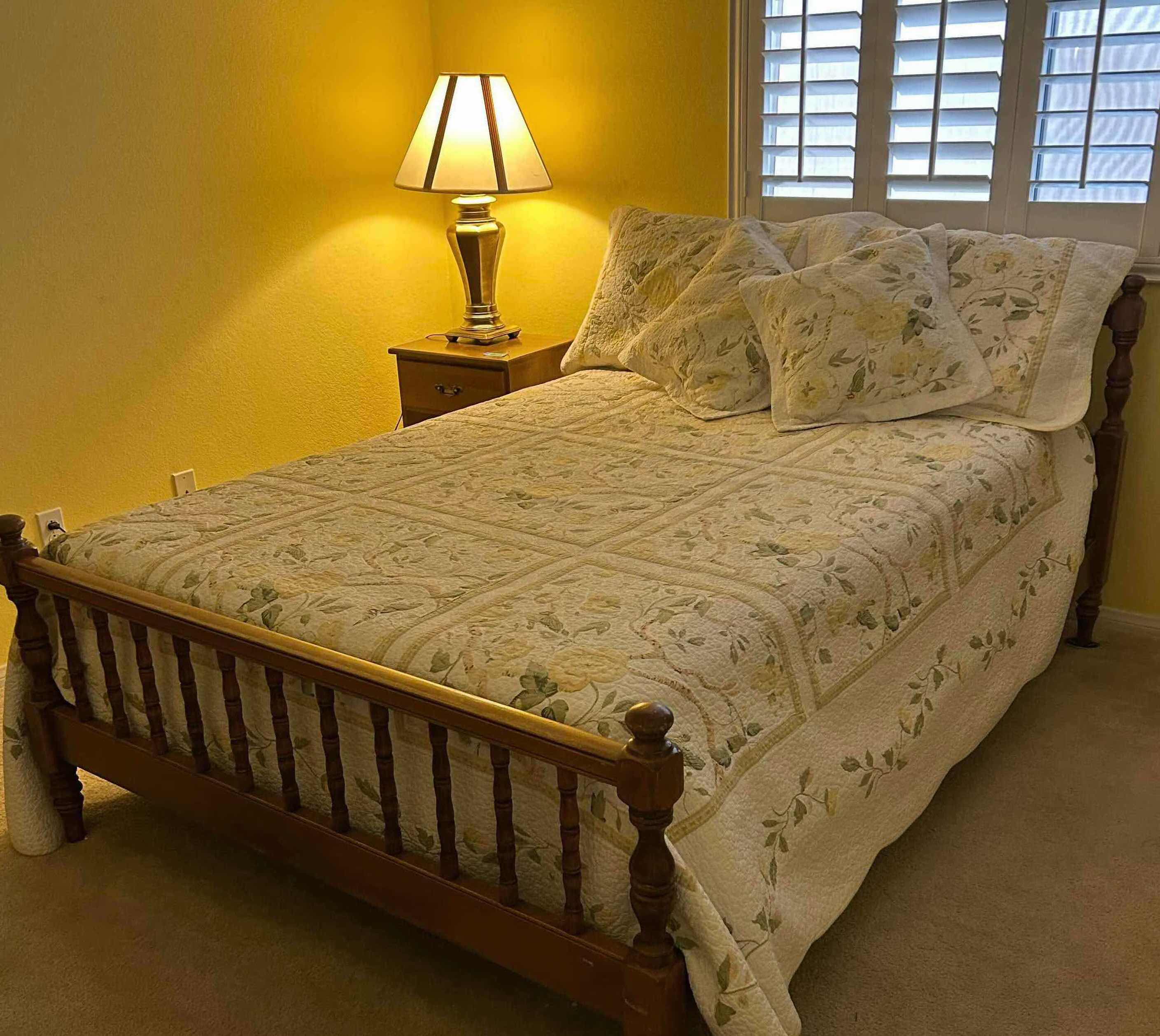 Photo 1 of PATTERNED QUEEN BED QUILT SET