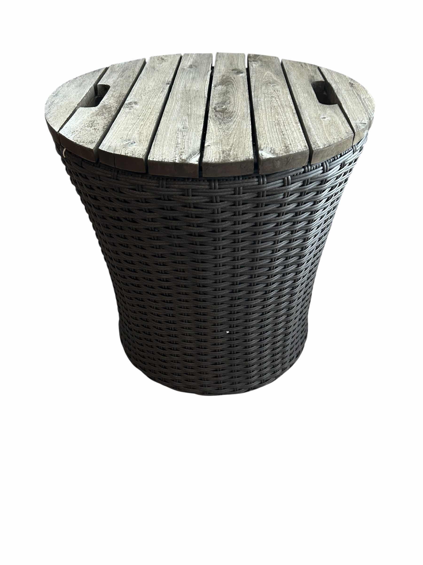 Photo 1 of THOMASVILLE OUTDOOR TABLE H 18"