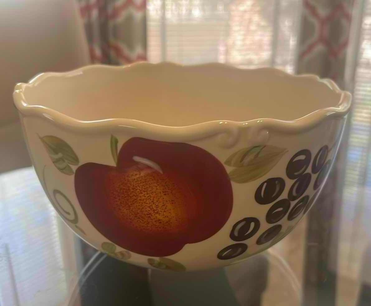 Photo 1 of 2- BETTER HOMES & GARDEN BELLA FRUIT VEGETABLE BOWLS