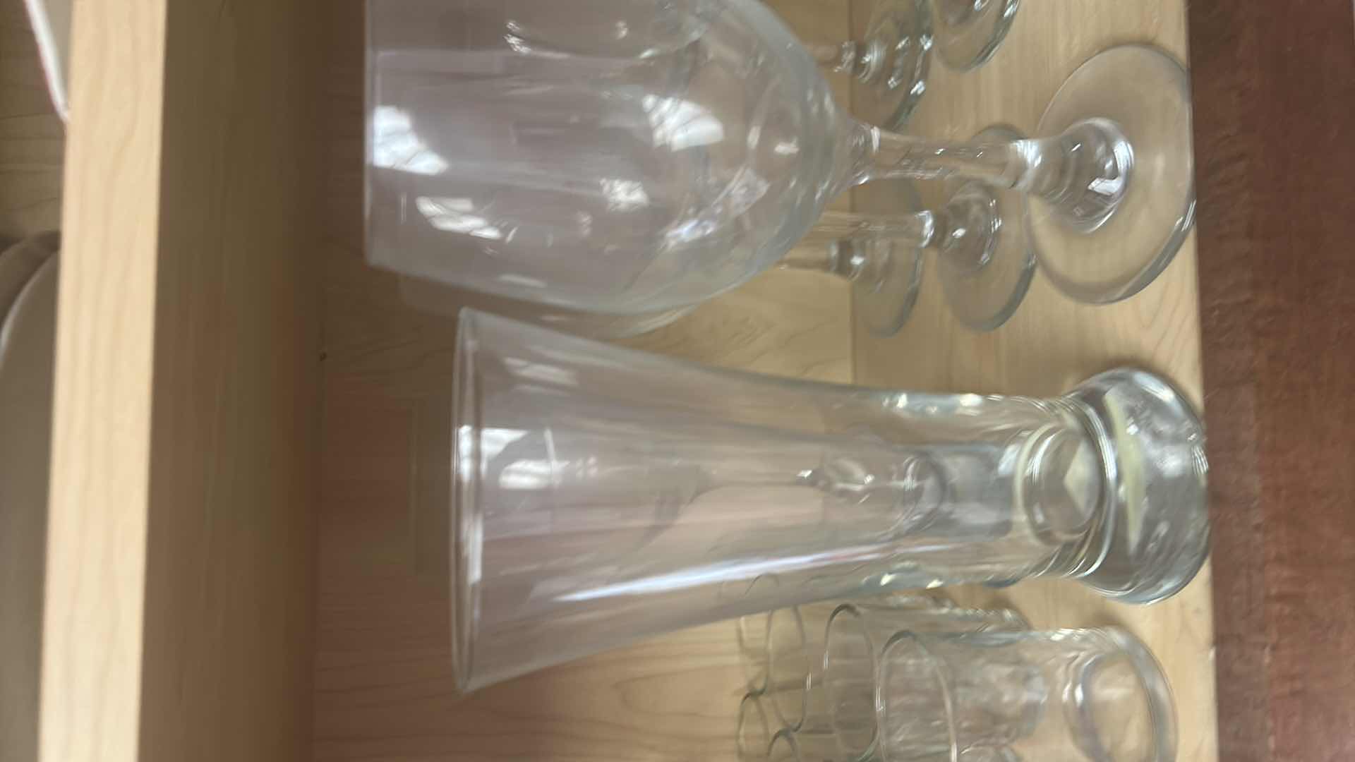 Photo 1 of CONTENTS OF SHELF GLASSWARE