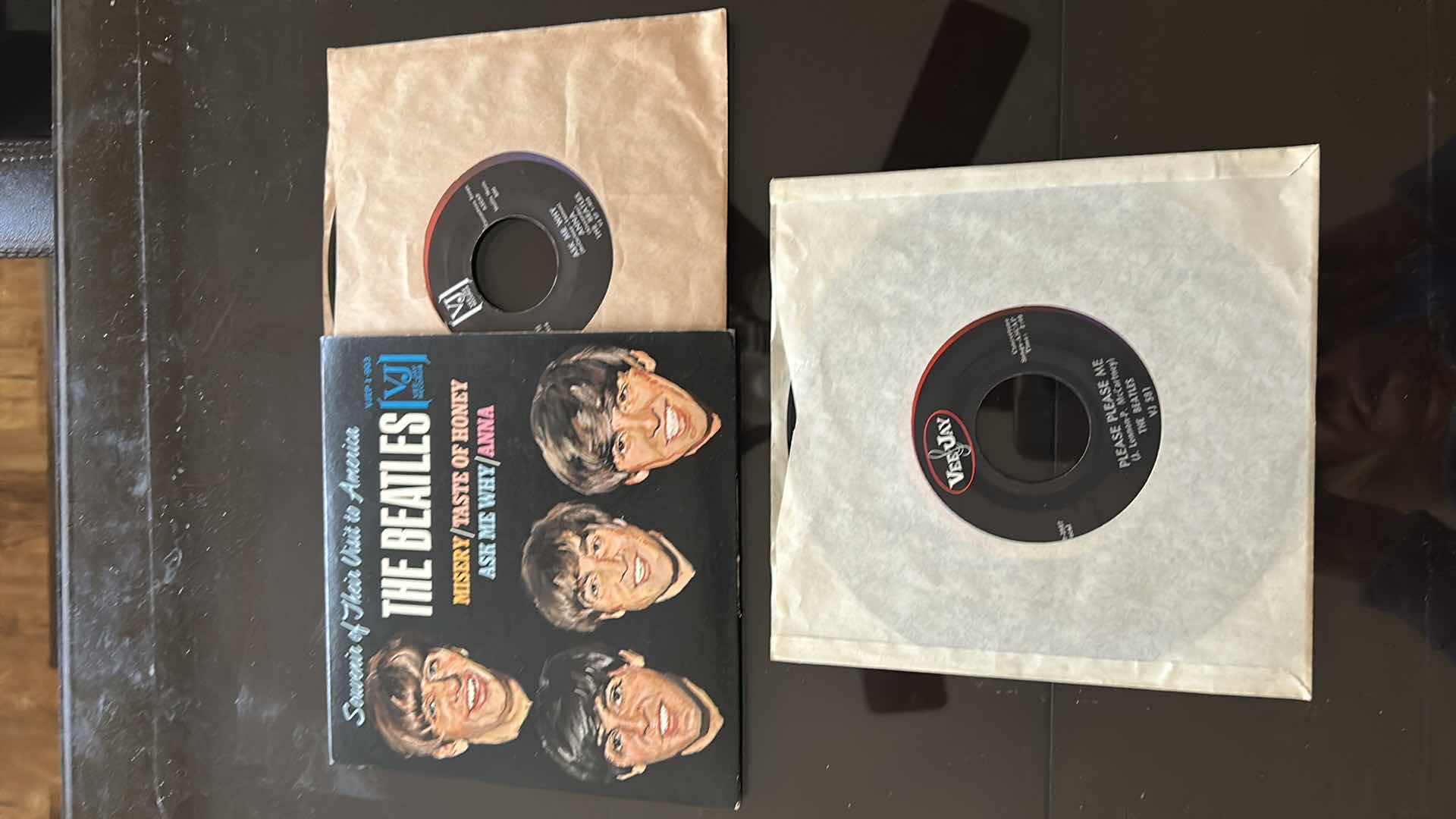 Photo 1 of 2- VINTAGE BEATLES "SOUVENIR OF THEIR VISIT TO AMERICA" VEE JAY RECORDS VINYL 45