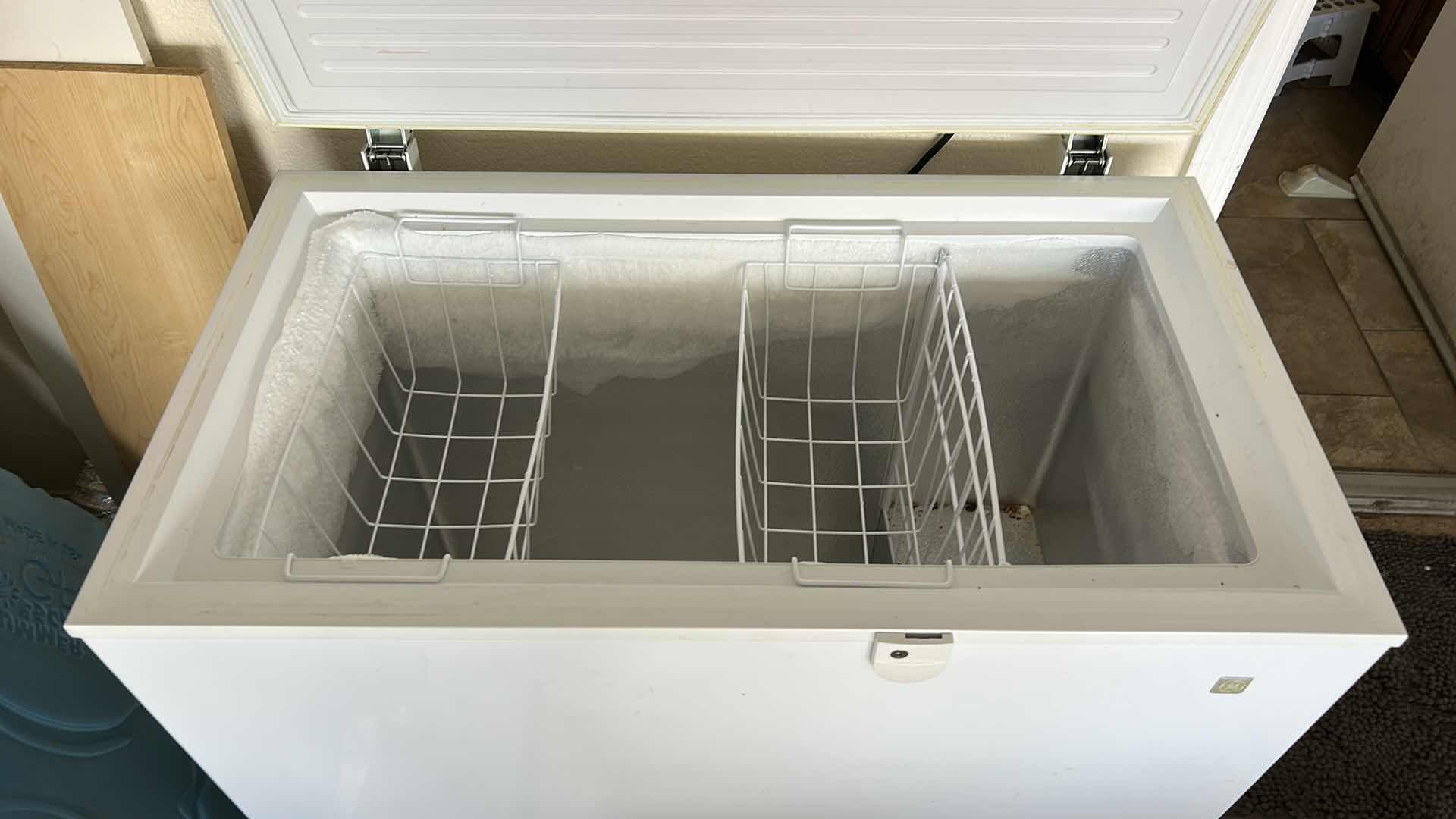Photo 1 of GE 10.7 CU MANUAL DEFROST CHEST FREEZER