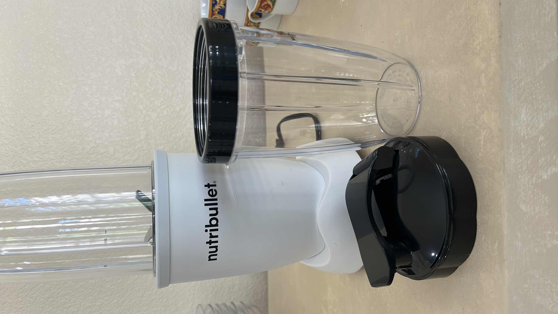 Photo 1 of NUTRIBULLET PERSONNEL BLENDER AND WHITE