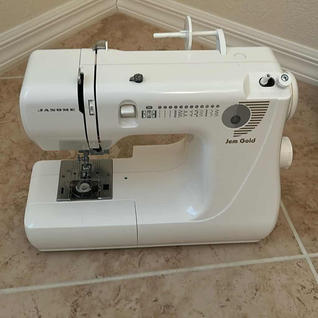 Photo 1 of JANOME JEM GOLD 660 SEWING MACHINE W CARRYING BAG