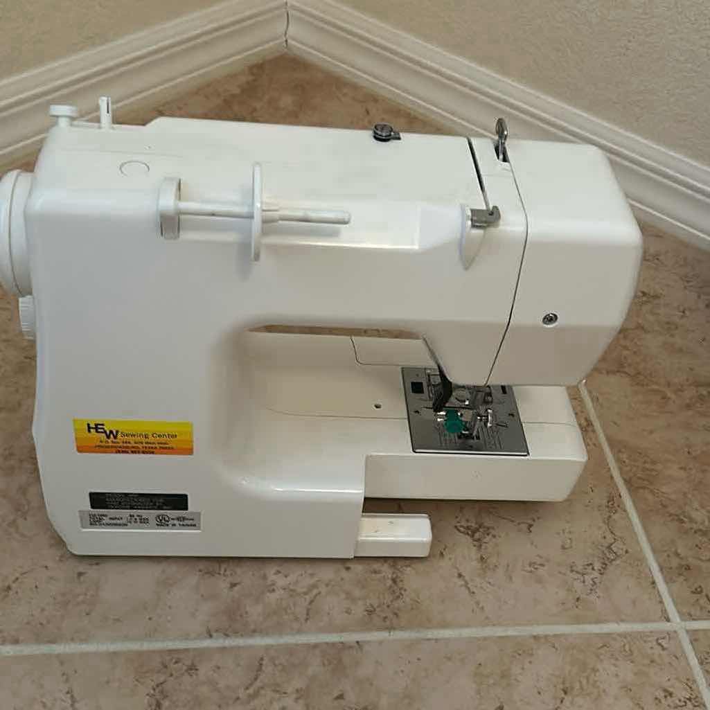 Photo 1 of JANOME JEM GOLD 660 SEWING MACHINE W CARRYING BAG