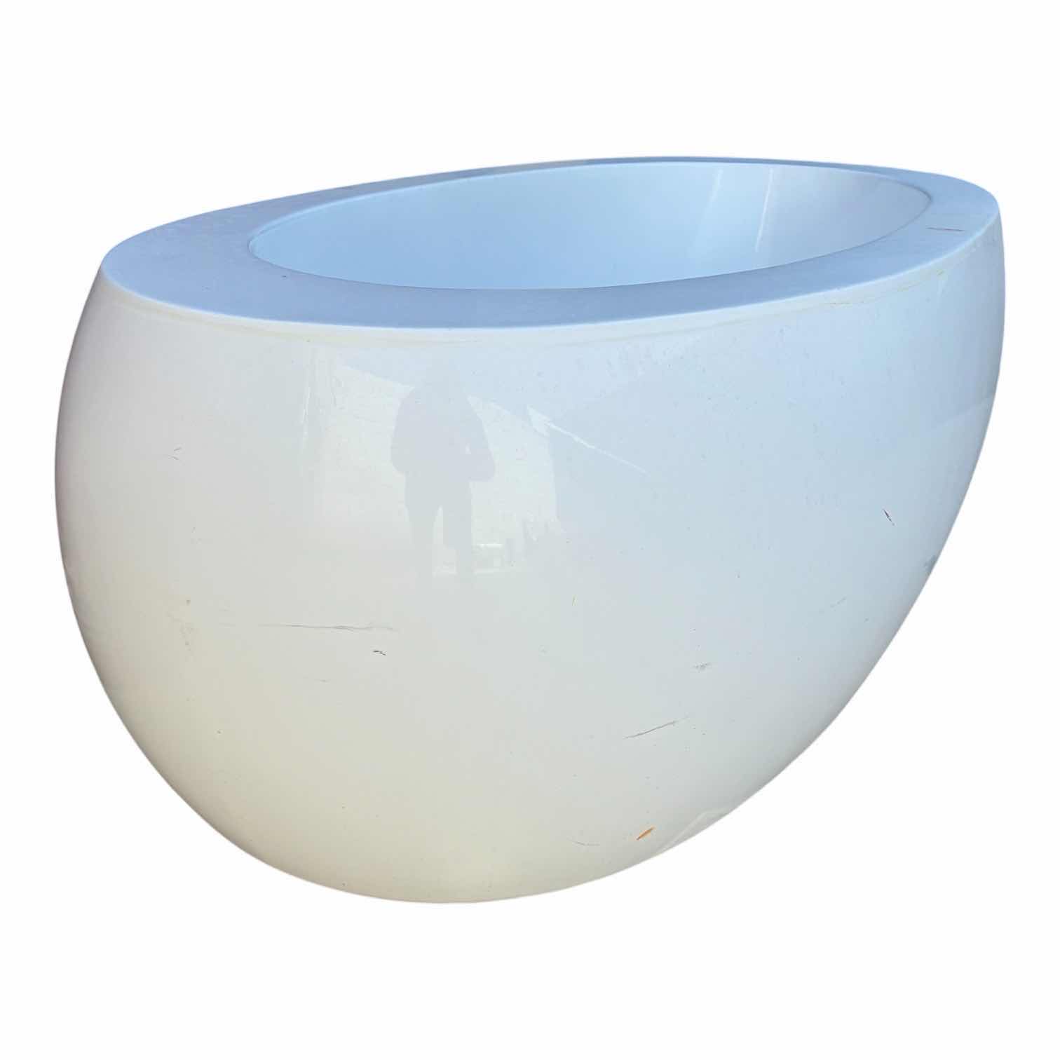 Photo 1 of MODERN FREE STANDING WHITE FIBERGLASS CENTER DRAIN HOT TUB 24“ X 35“ H22”