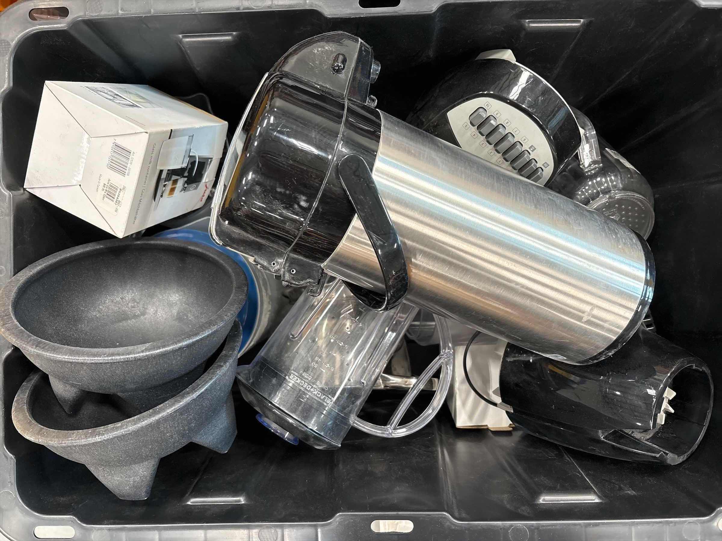 Photo 1 of CONTAINER OF KITCHEN BLENDER AND GUACAMOLE BOWLS