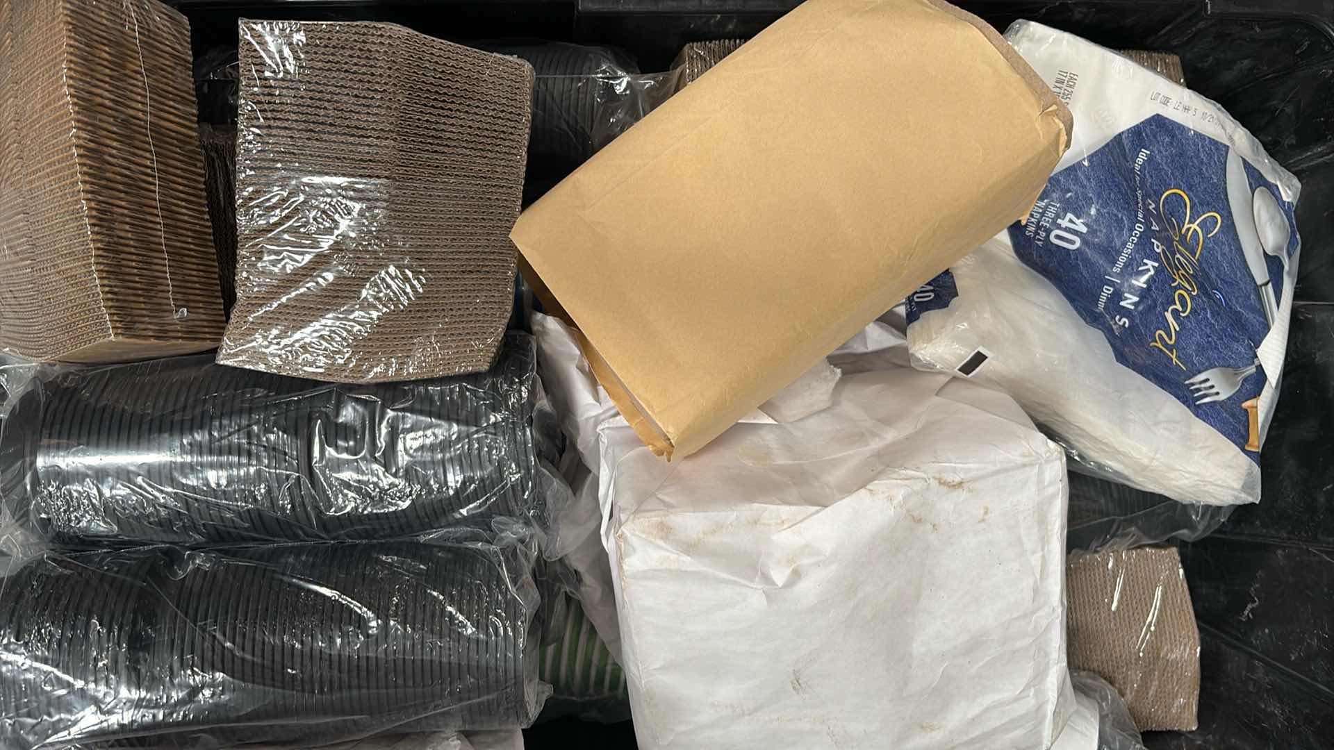 Photo 1 of CONTAINER OF DISPOSABLE HOT COFFEE CUPS