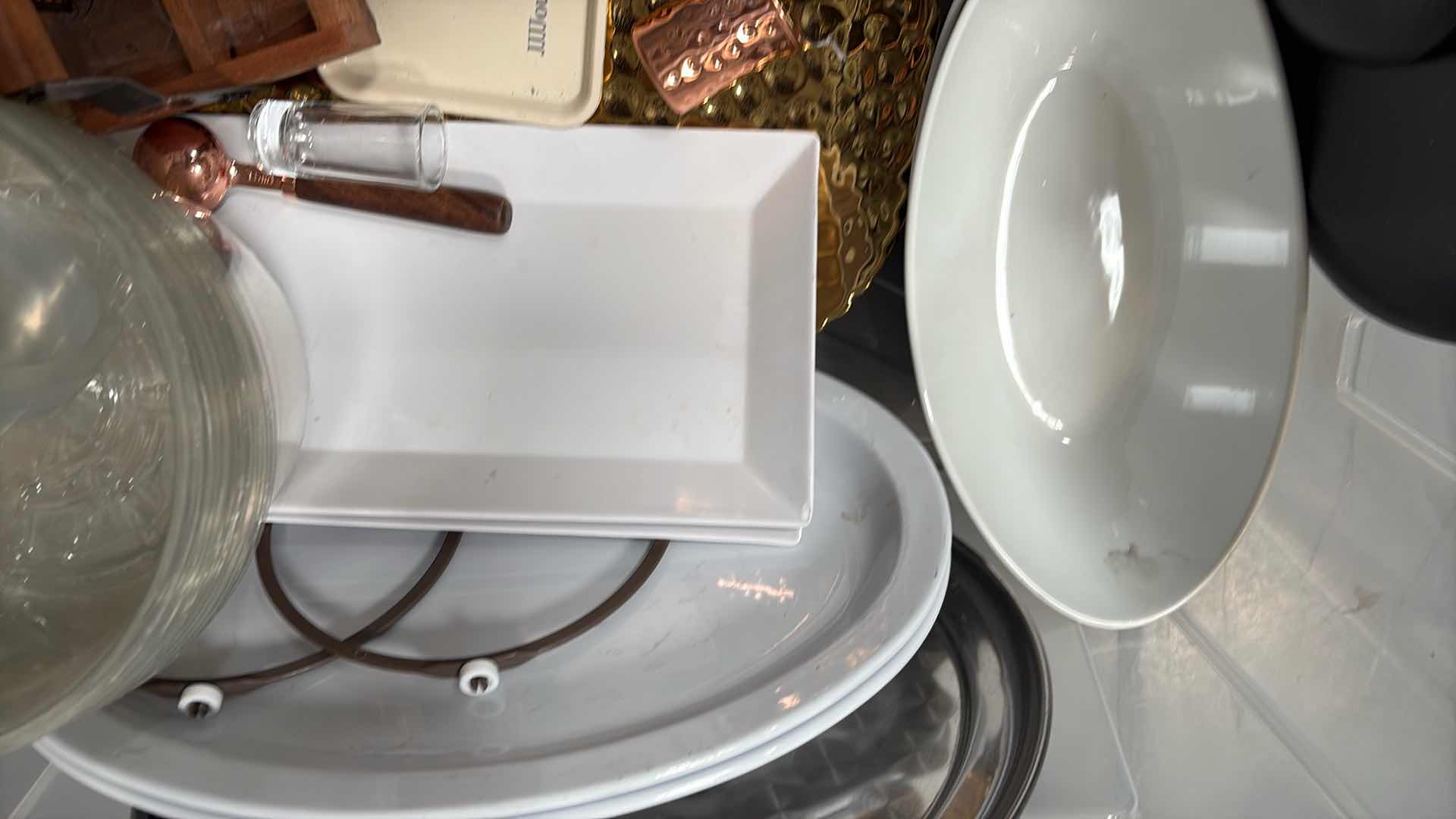 Photo 1 of CONTAINER OF SERVING AND BAKEWARE