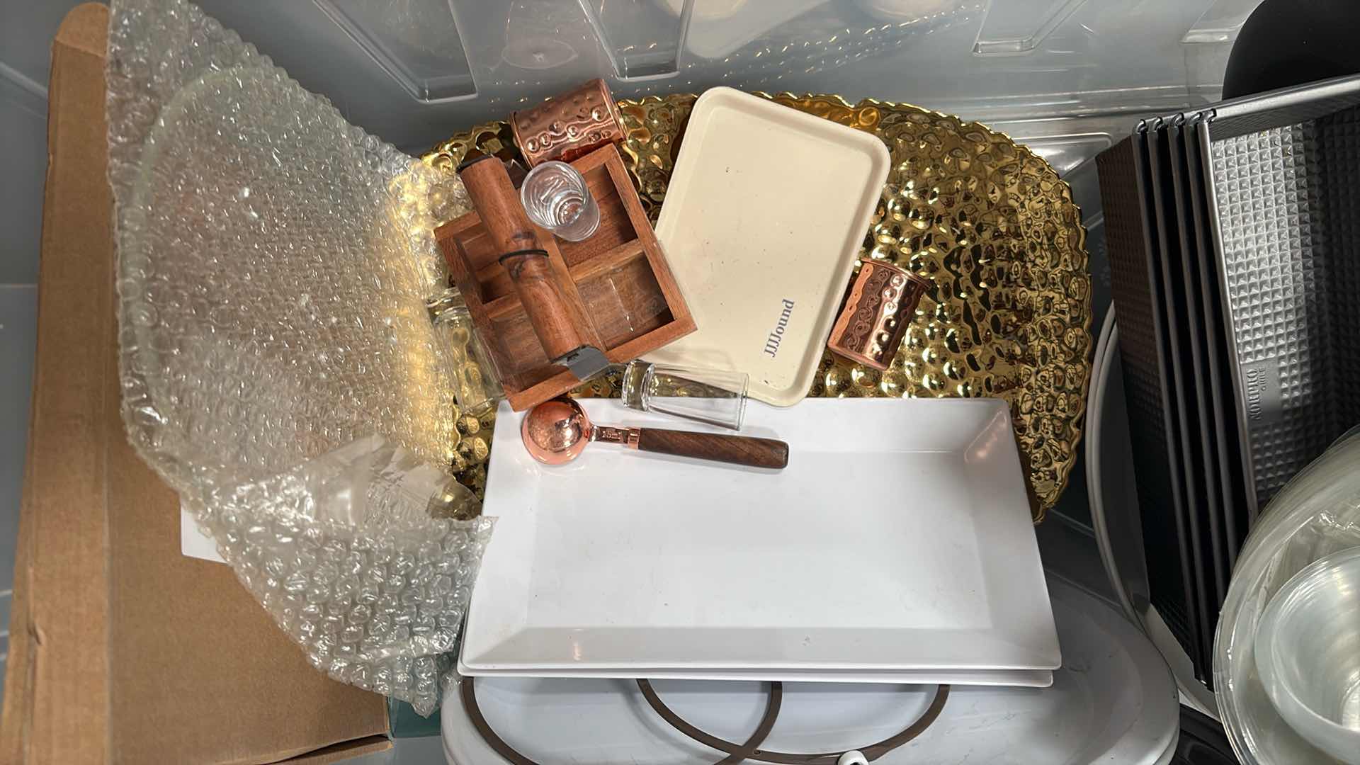 Photo 1 of CONTAINER OF SERVING AND BAKEWARE