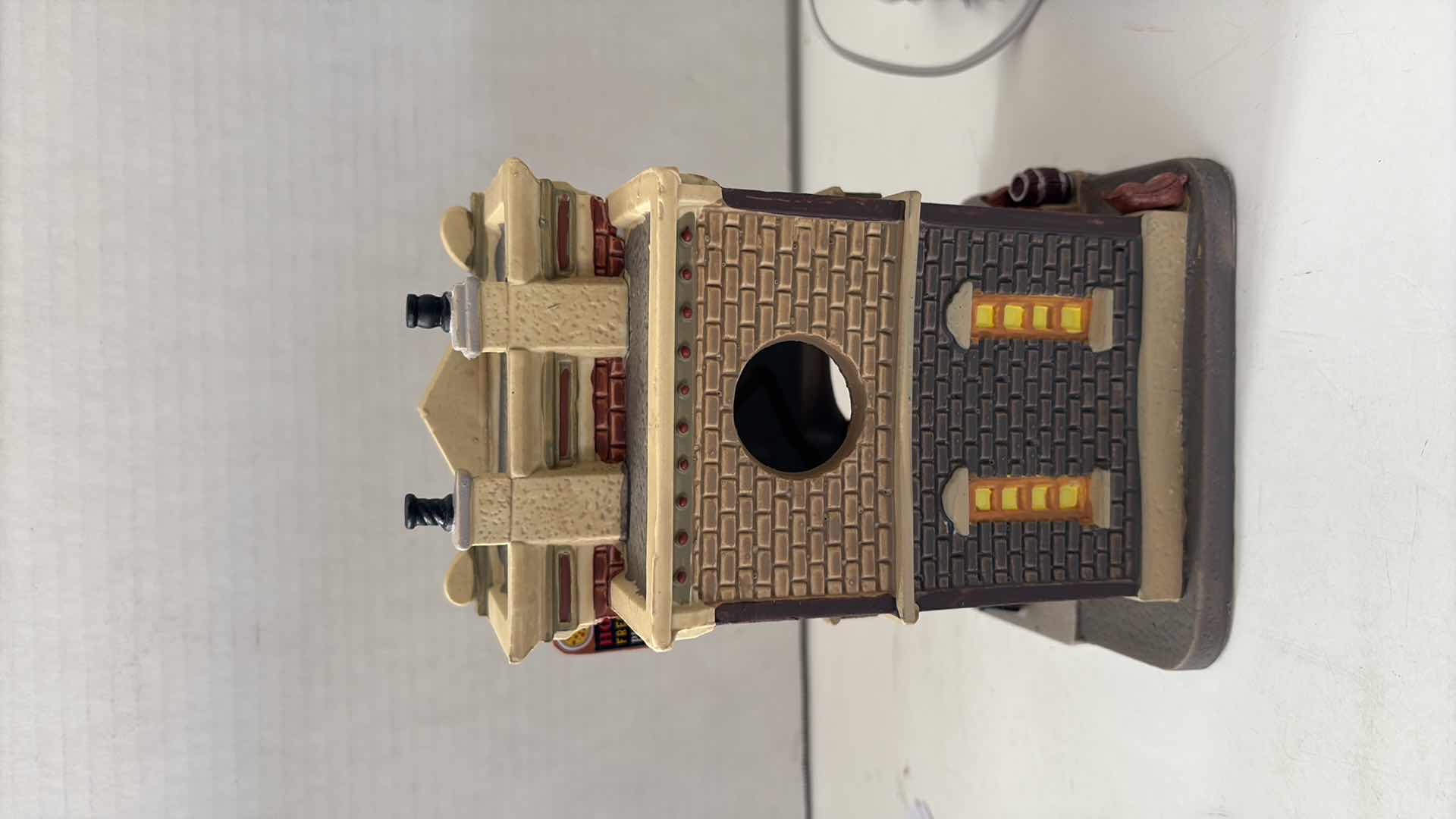 Photo 1 of LEMAX PORCELAIN LIGHTED BUILDING LEOS FAMOUS PIZZERIA