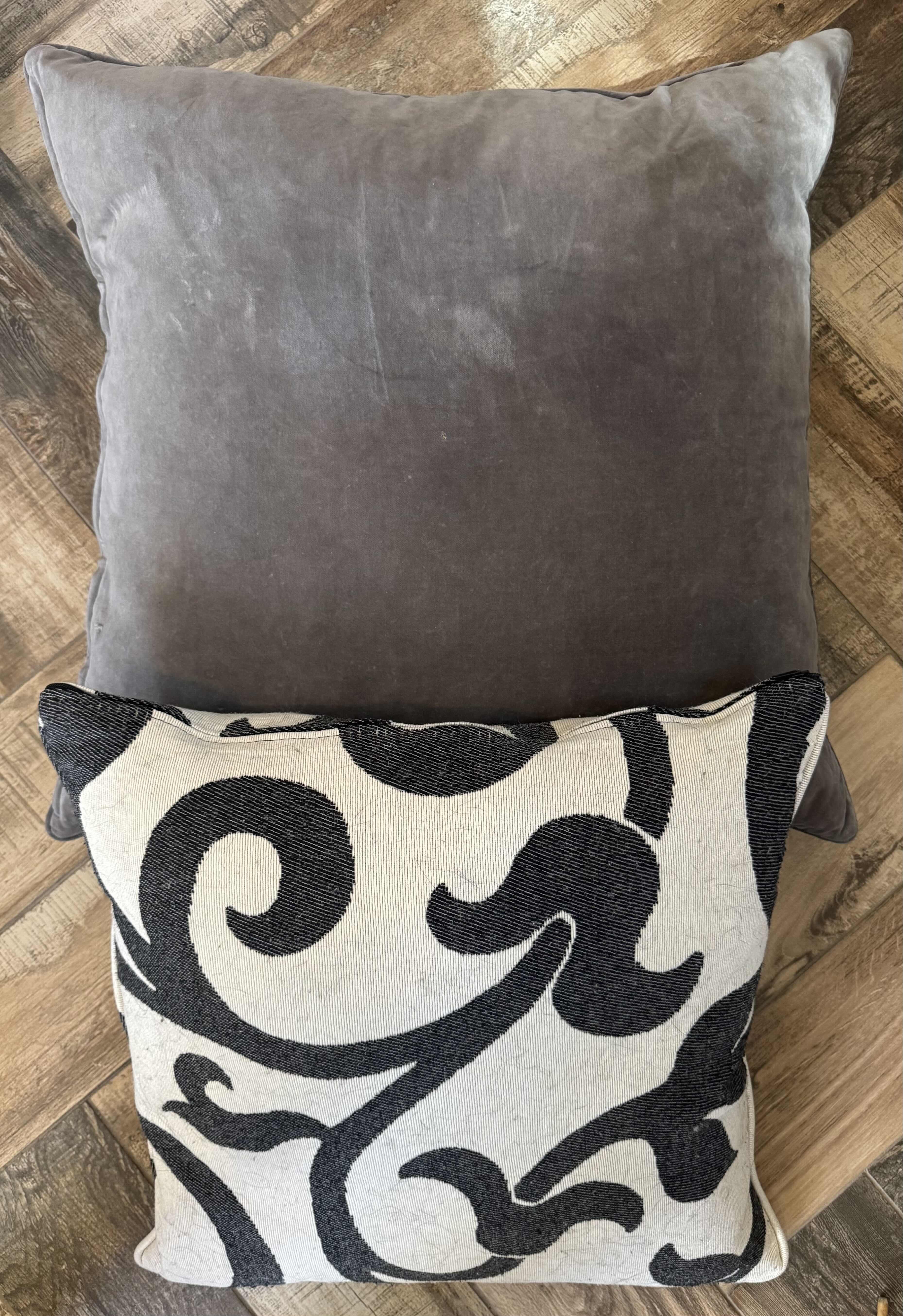Photo 1 of 7-GREEN COLOR DESIGN ACCENT PILLOWS