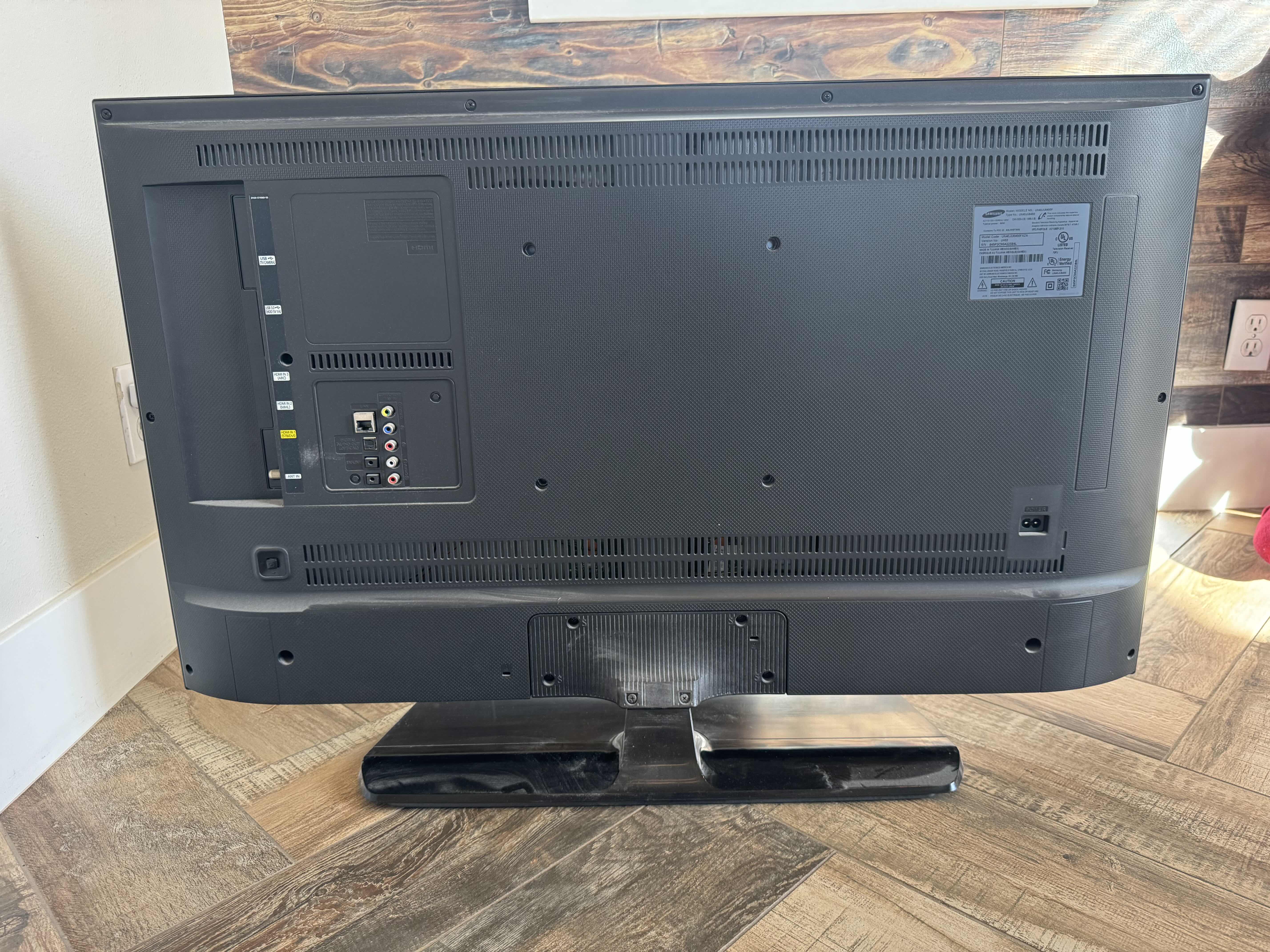 Photo 1 of 34" SAMSUNG TV W STAND (NO REMOTE, NO POWER CORD) MODEL NO: UN40JU6400F