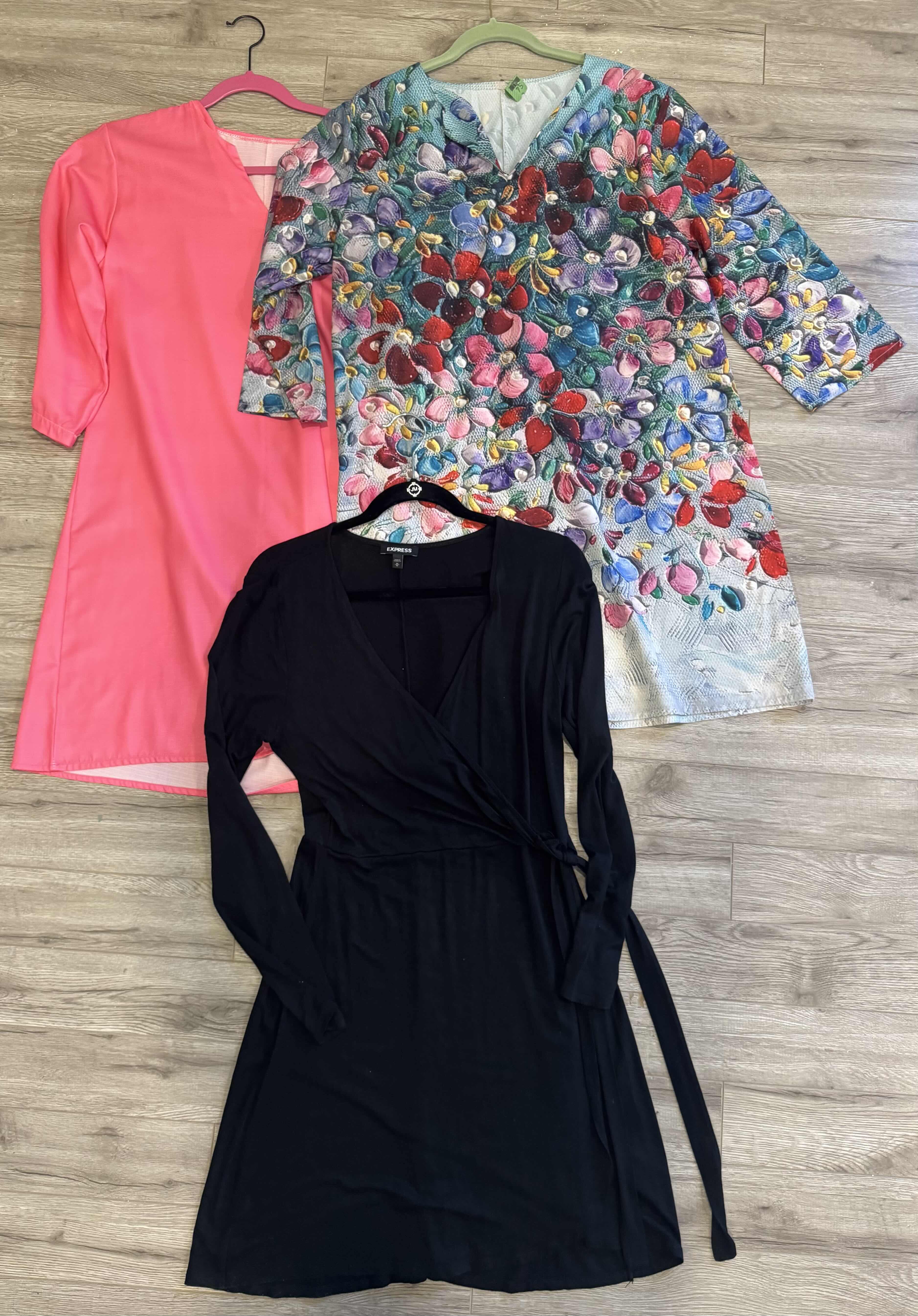 Photo 1 of 6-WOMEN'S LONG SLEEVE DRESSES (SIZE M/L)