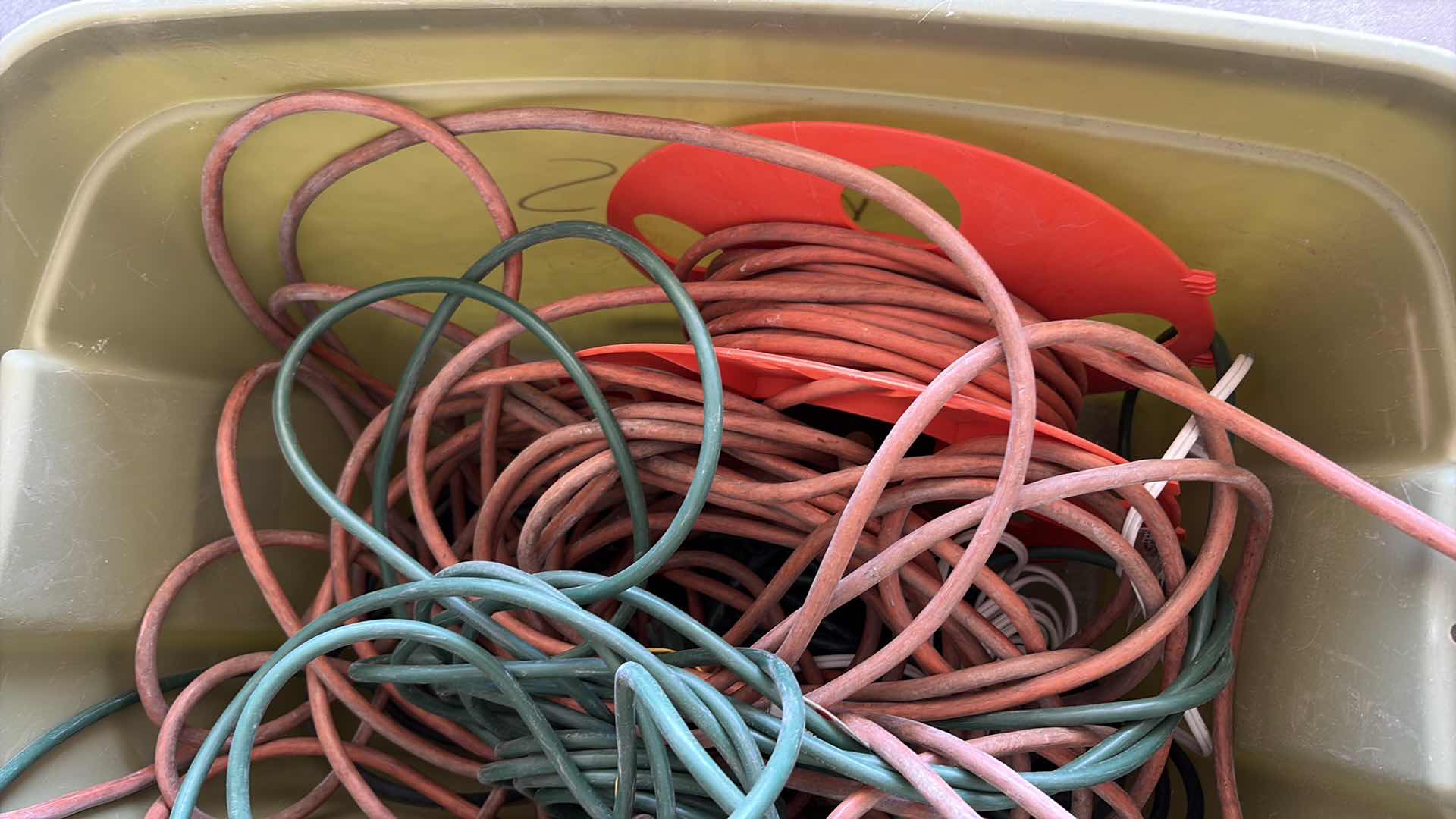 Photo 1 of CONTAINER OF EXTENSION CHORDS