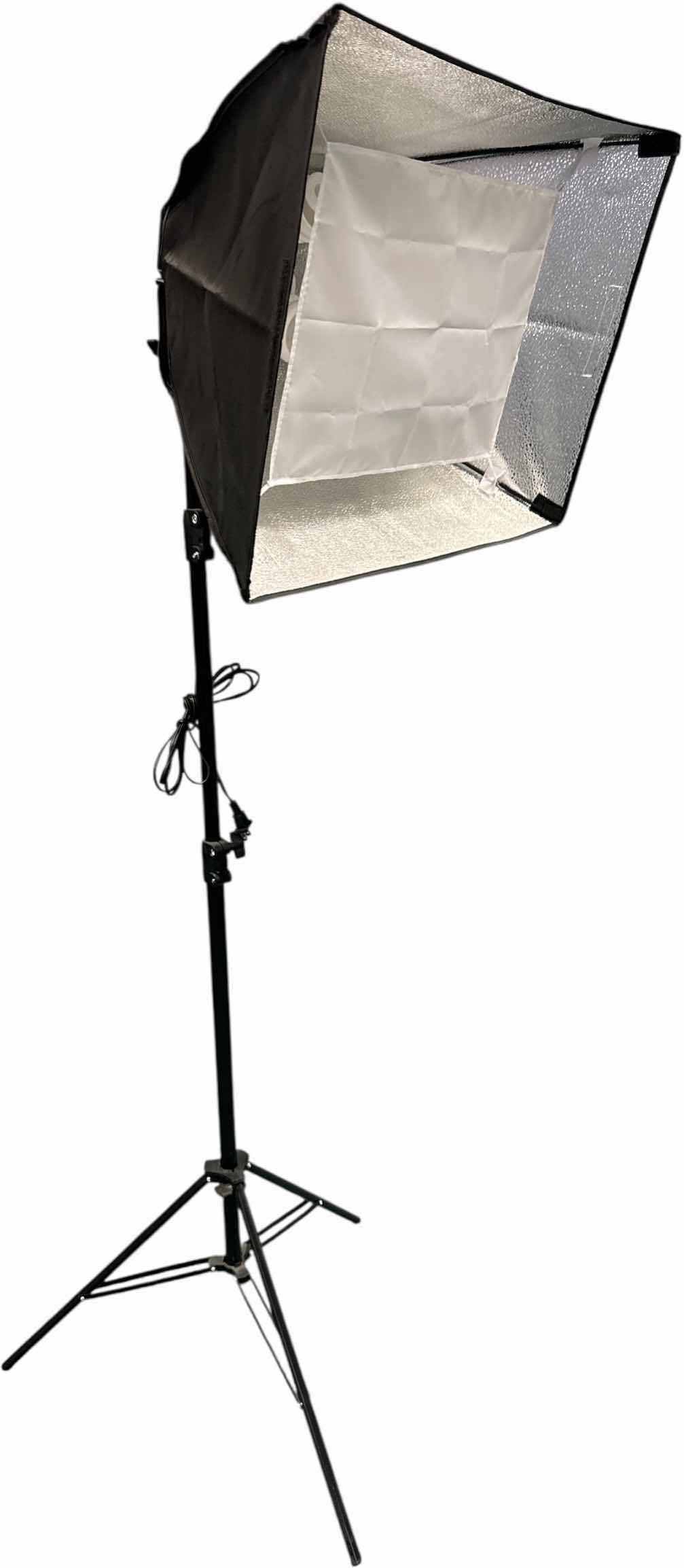 Photo 1 of SOFT BOX COLLAPSIBLE LIGHT
24” X 16” LIGHTBOX DIMENSIÓN
36” to 72” HEIGHT