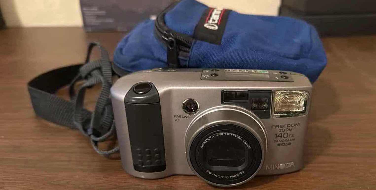 Photo 1 of MINOLTA CAMERA W CARRYING CASE