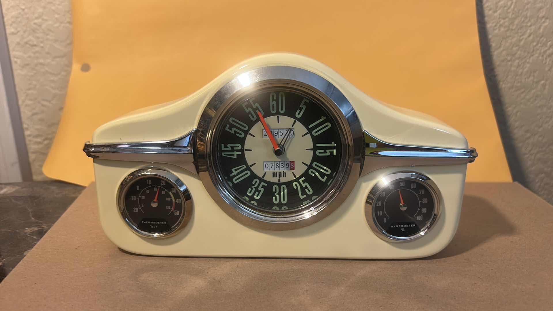 Photo 1 of 1960’S VINTAGE AMERICAN COUNTRY RETRO CLASSIC CAR DASHBOARD CLOCK H4.25”