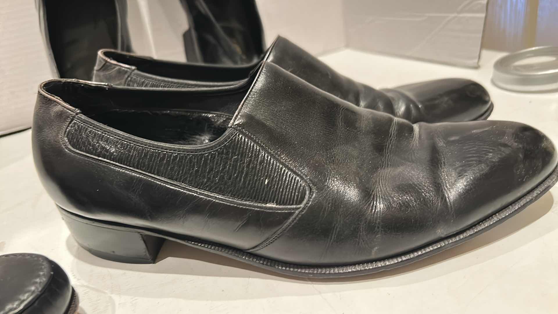 Photo 1 of 3- FLORSHEIM BLACK MEN'S LEATHER LOAFERS (SIZE 9)