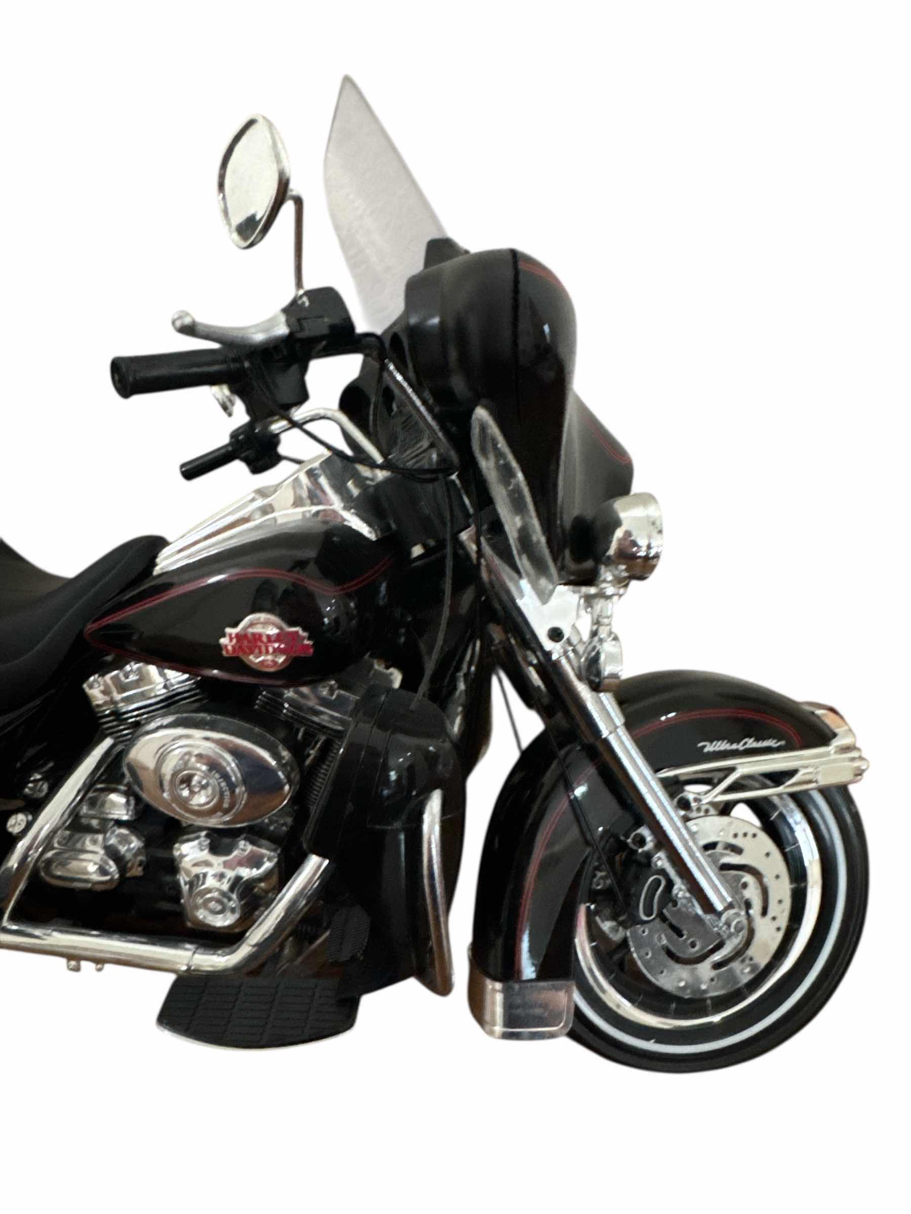 Photo 1 of VINTAGE MAISTO 1:18 SCALE DIECAST MODEL OF HARLEY DAVIDSON MOTORCYCLE 

16” X 5” X H10”