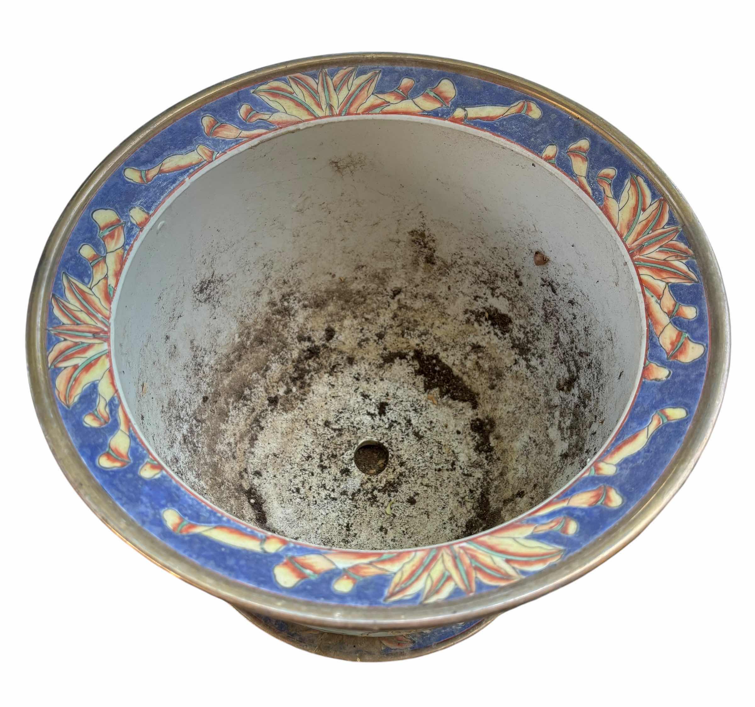 Photo 1 of OUTDOOR PLANTING POT H8.5”