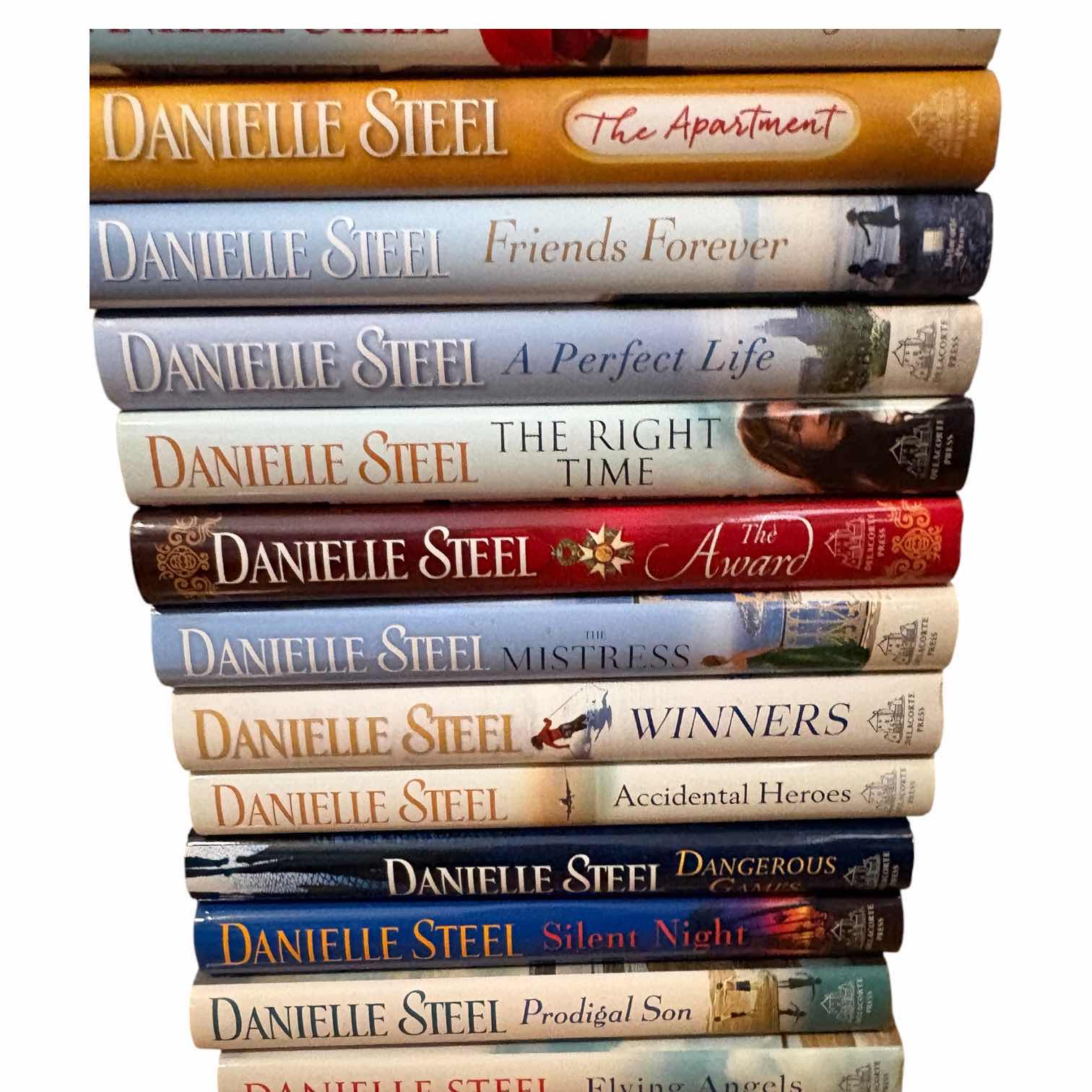 Photo 1 of (17)PCS DANIELLE STEEL NOVELS-BOOKS