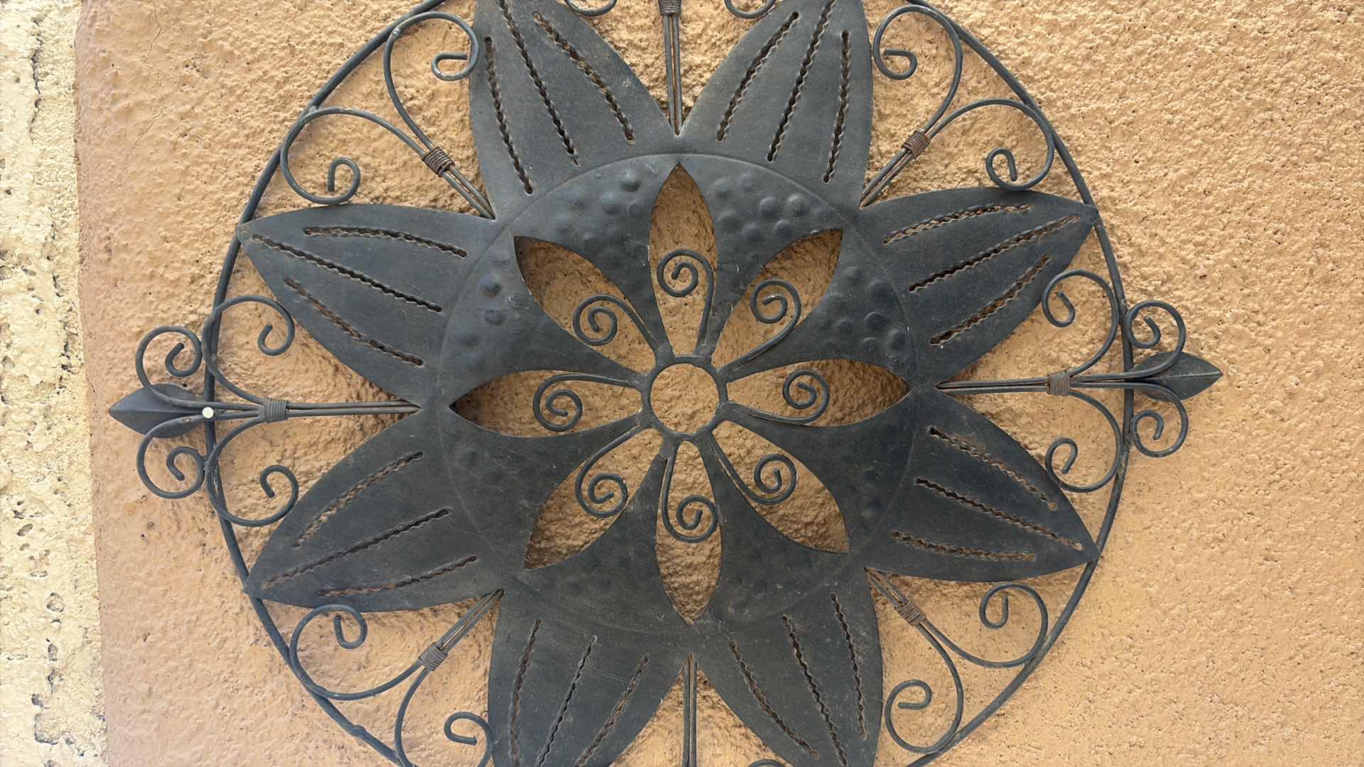 Photo 1 of OUTDOOR FLOWER METAL DECOR D16.5”