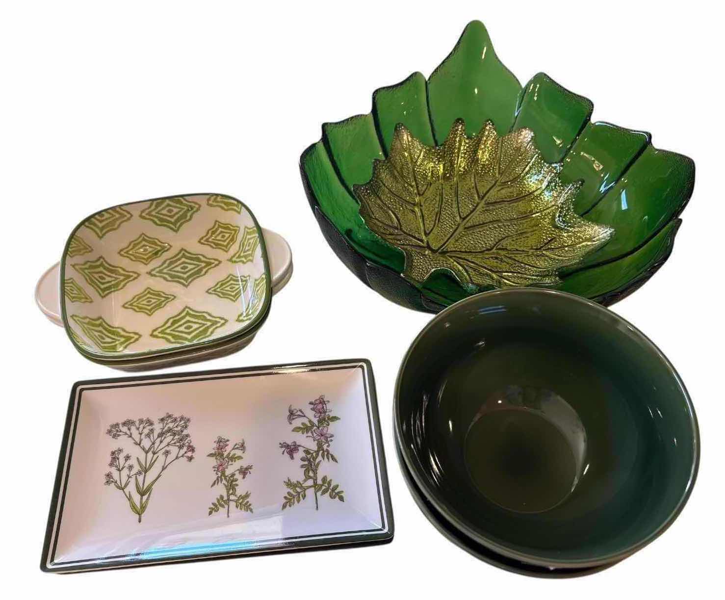 Photo 1 of (16)PCS GREEN BOTANICAL DINNERWARE & SERVINGWARE– PLATES, BOWLS, TRAYS & LEAF-SHAPED GLASS DISH D10.5”