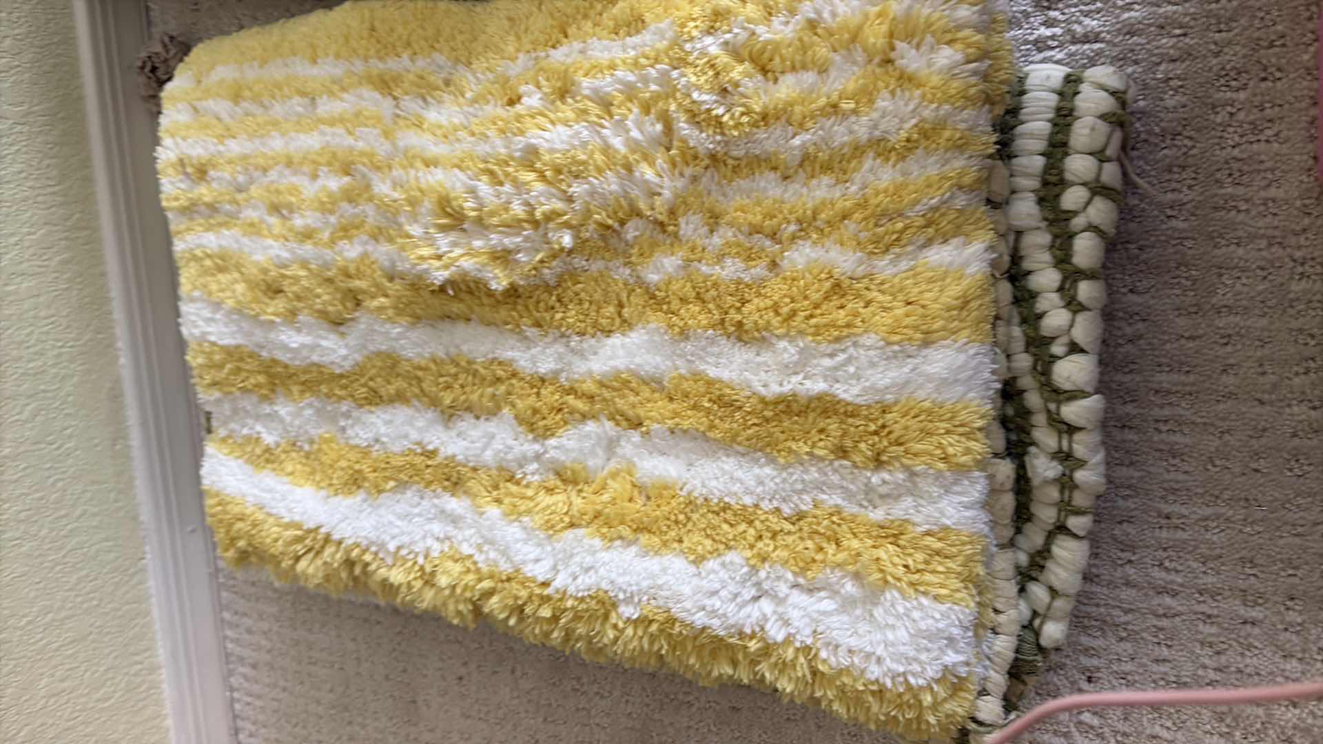 Photo 1 of (8)PCS BATHROOM BATH MAT & ACCENT RUG LOT – GREEN, WHITE & YELLOW