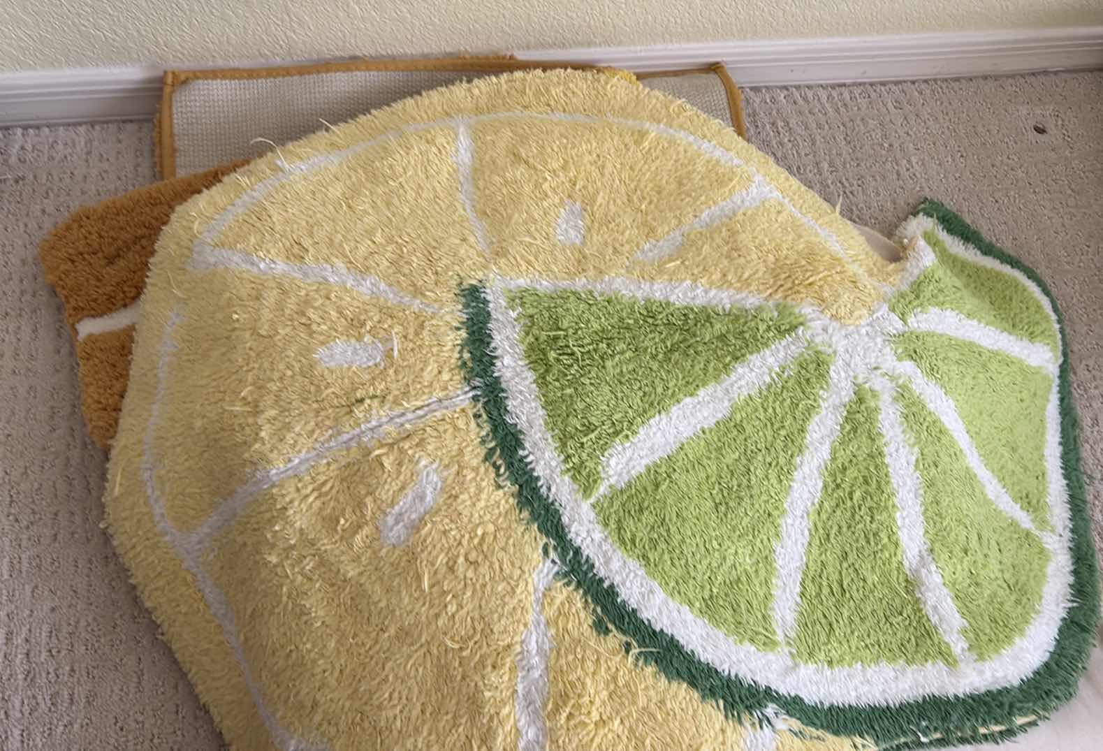 Photo 1 of (4)PCS YELLOW BATH MATS/RUGS ASSORTED SIZES