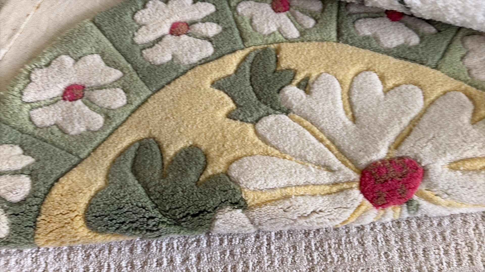 Photo 1 of (4)PCS FLOWER CIRCULAR MATS D36”
