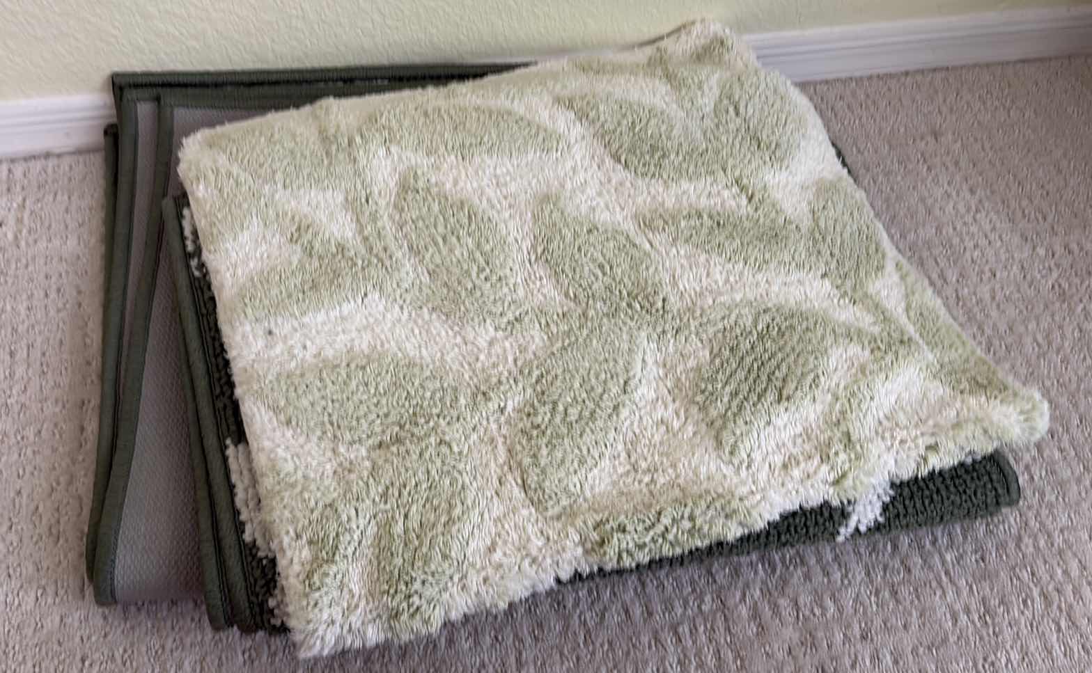 Photo 1 of (7)PCS BATH MATS AND RUNNERS - ASSORTED SIZES