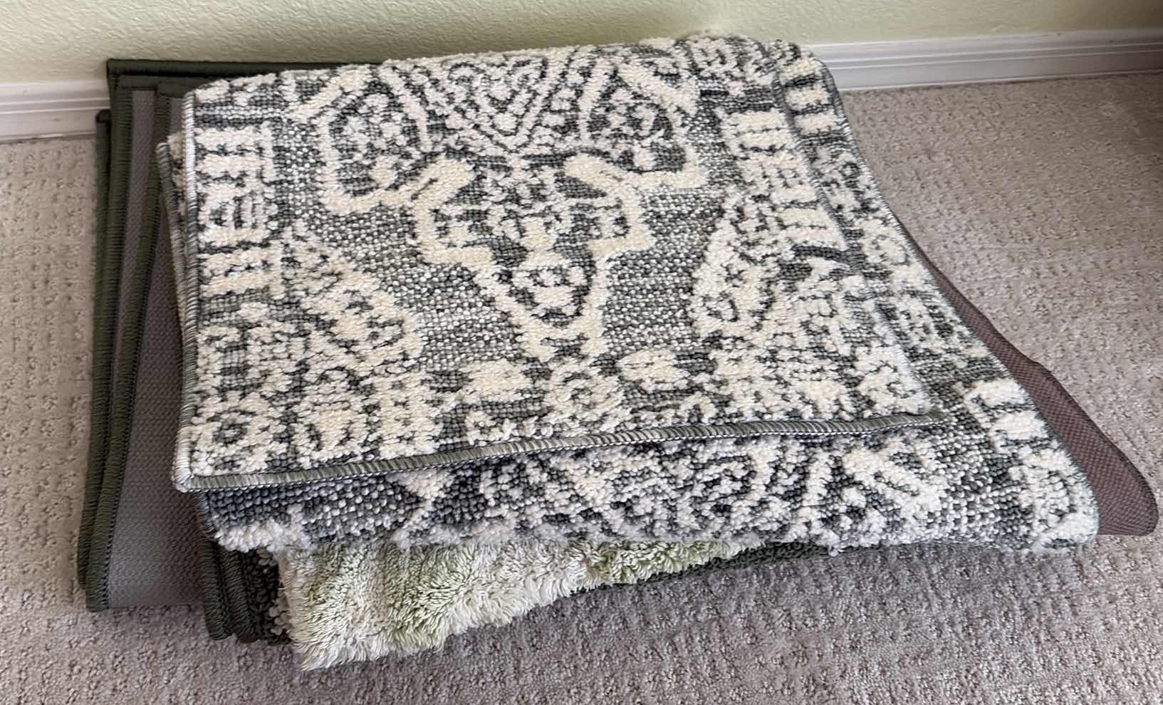 Photo 1 of (7)PCS BATH MATS AND RUNNERS - ASSORTED SIZES