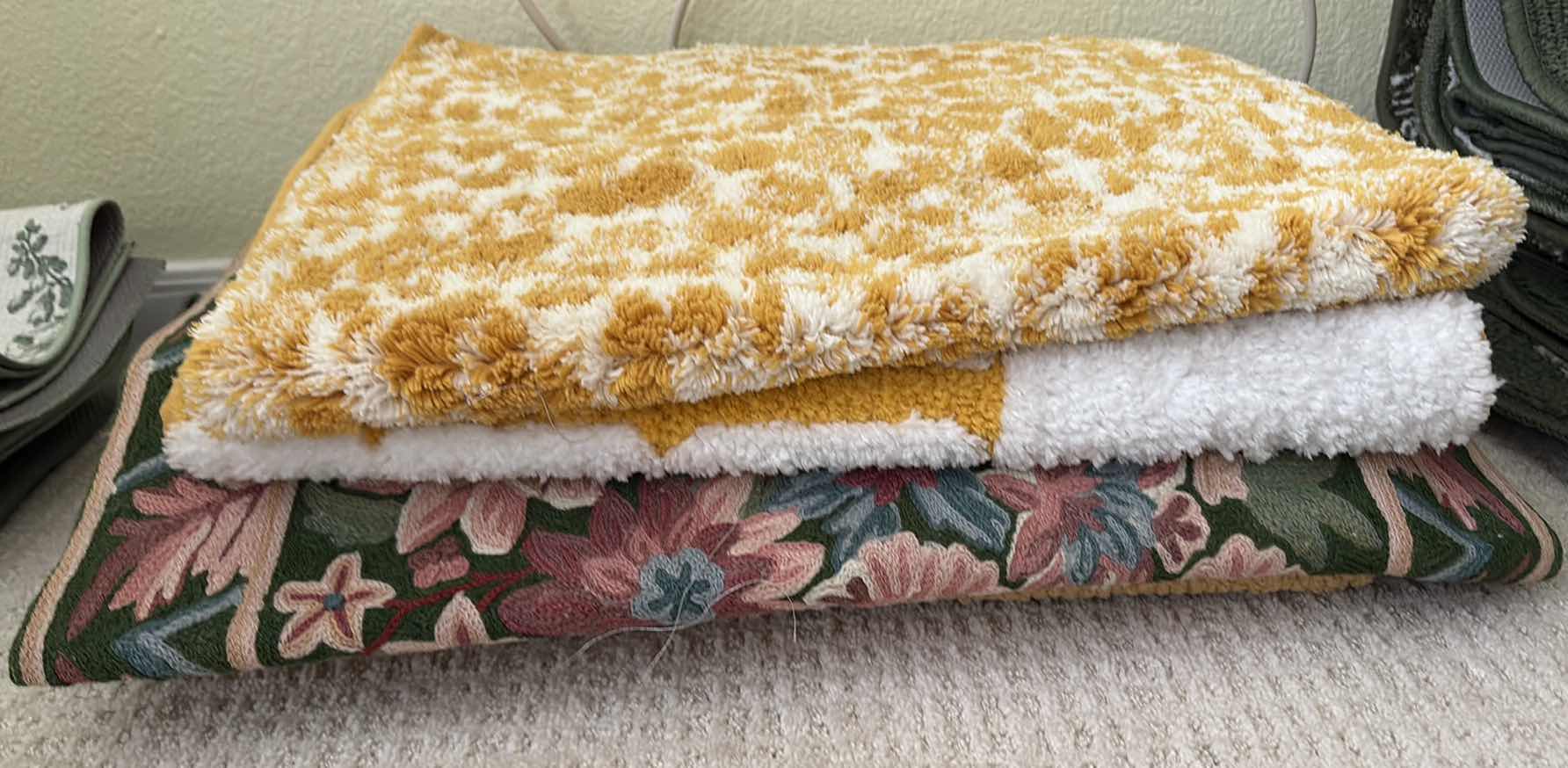 Photo 1 of (7)PCS BATH MATS- YELLOW, FLORAL & GREEN ASSORTED SIZES