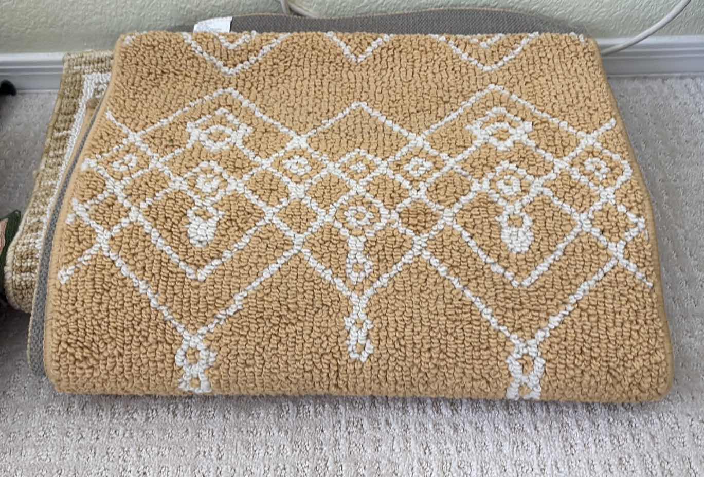 Photo 1 of (7)PCS BATH MATS- YELLOW, FLORAL & GREEN ASSORTED SIZES