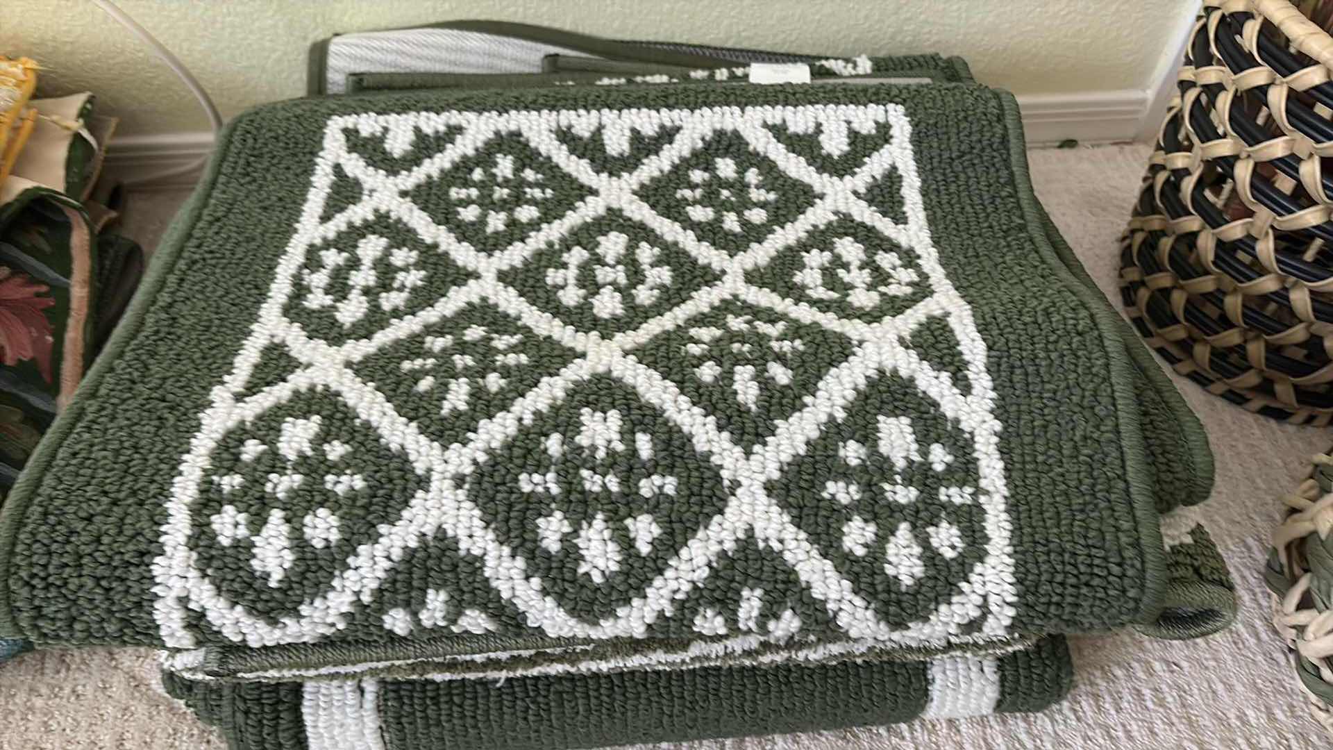 Photo 1 of (7)PCS GREEN BATH MATS ASSORTED SIZES